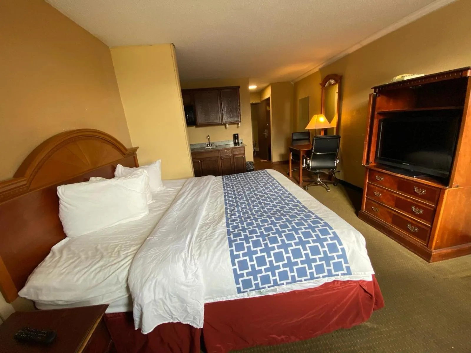 Bed in Super 8 by Wyndham Fort Wayne