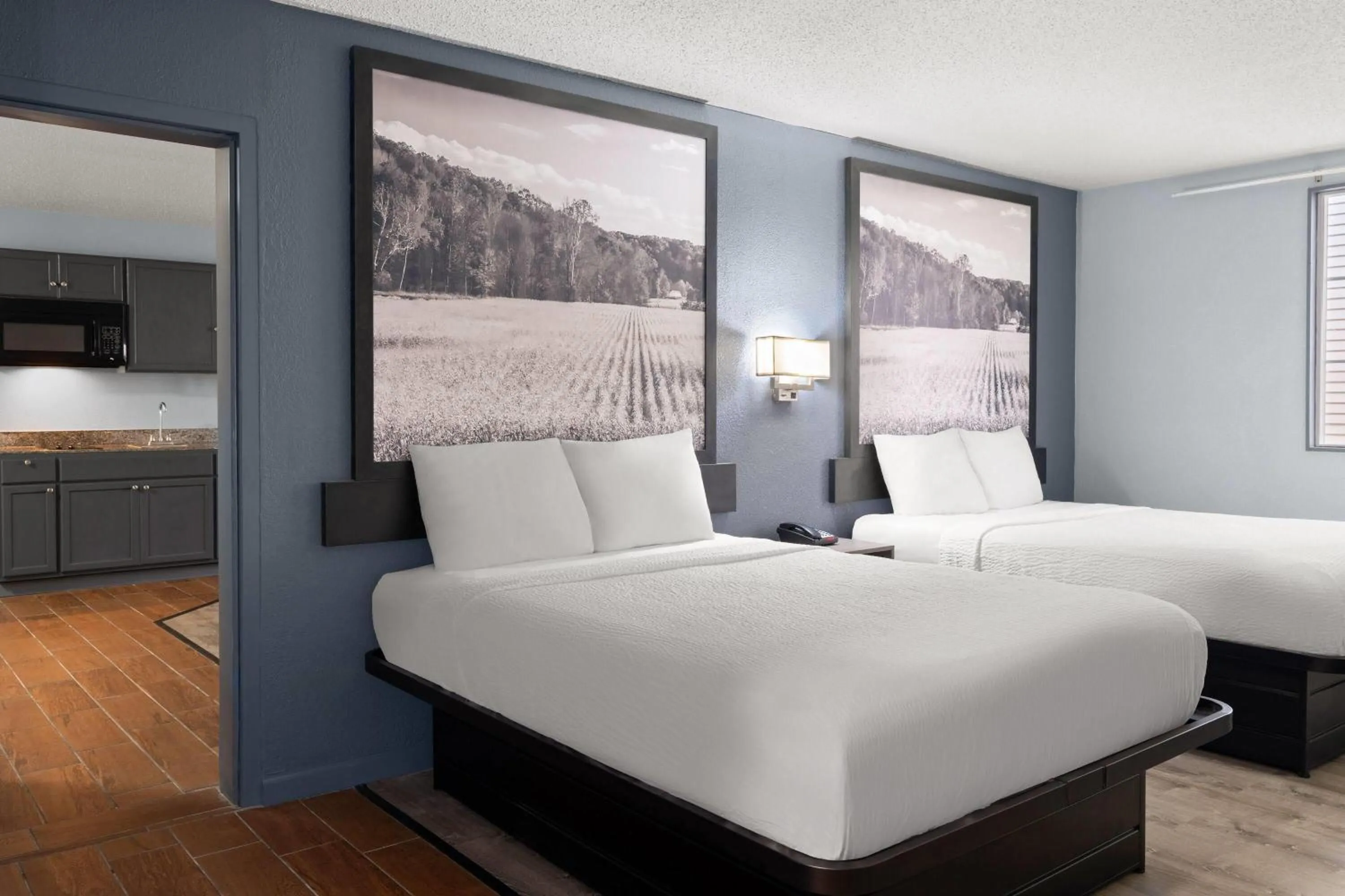 Bath, Bed in Super 8 by Wyndham Fort Wayne