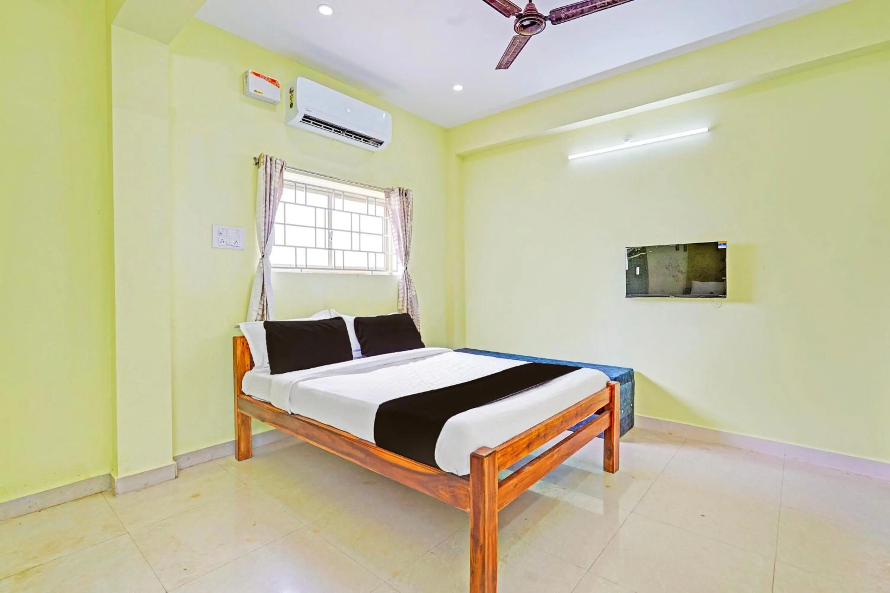 Bedroom, Bed in Hotel O by OYO LA VGA RESIDENCY