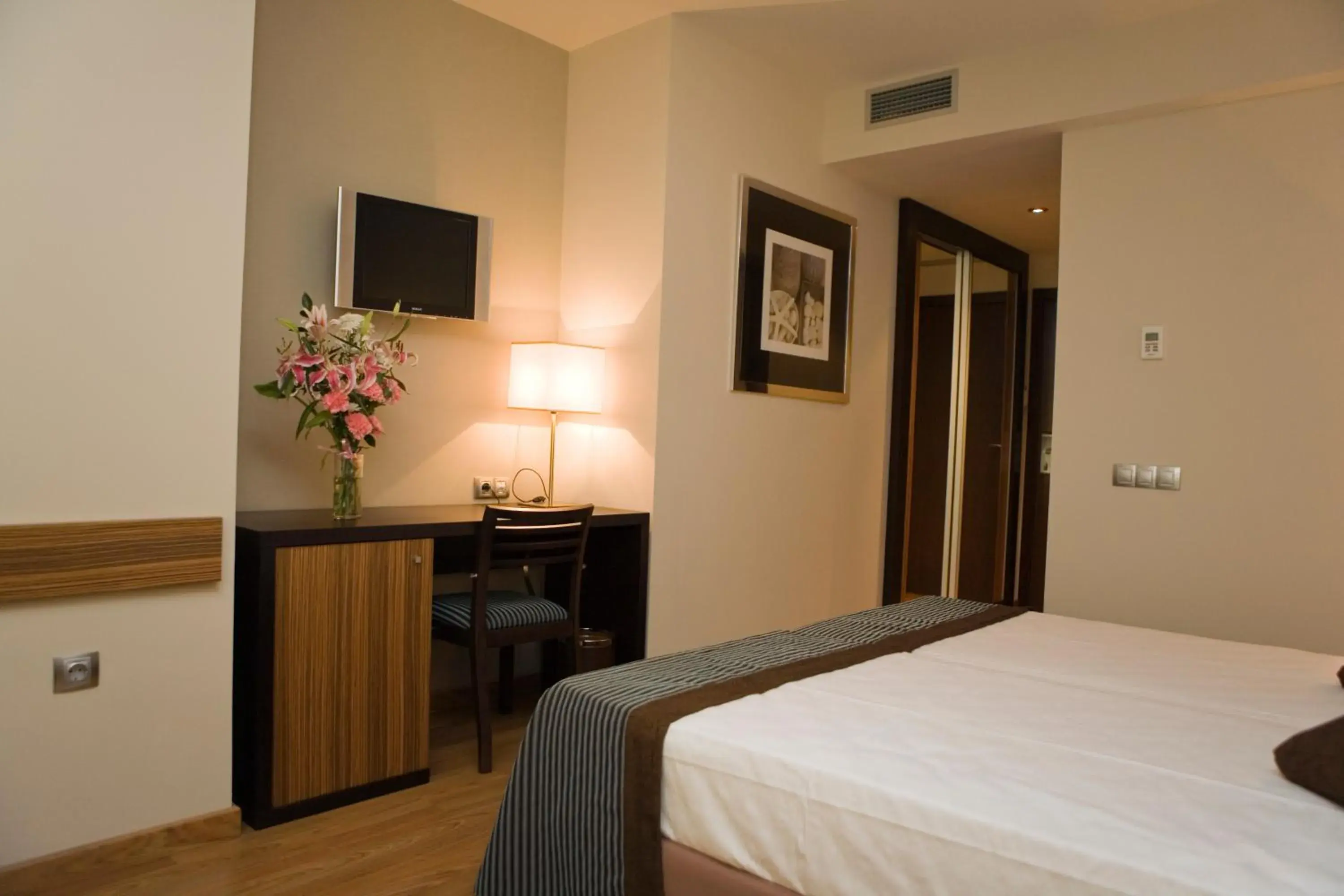 TV and multimedia, Bed in Hotel y Apartamentos Conilsol TV and multimedia, Bed in Hotel y Apartamentos Conilsol