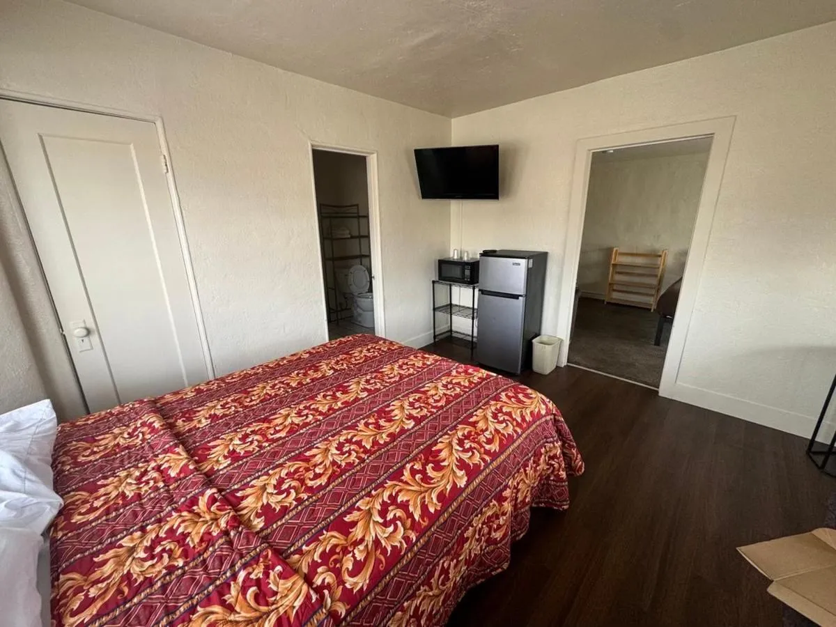 Bed in The Oaks Motel