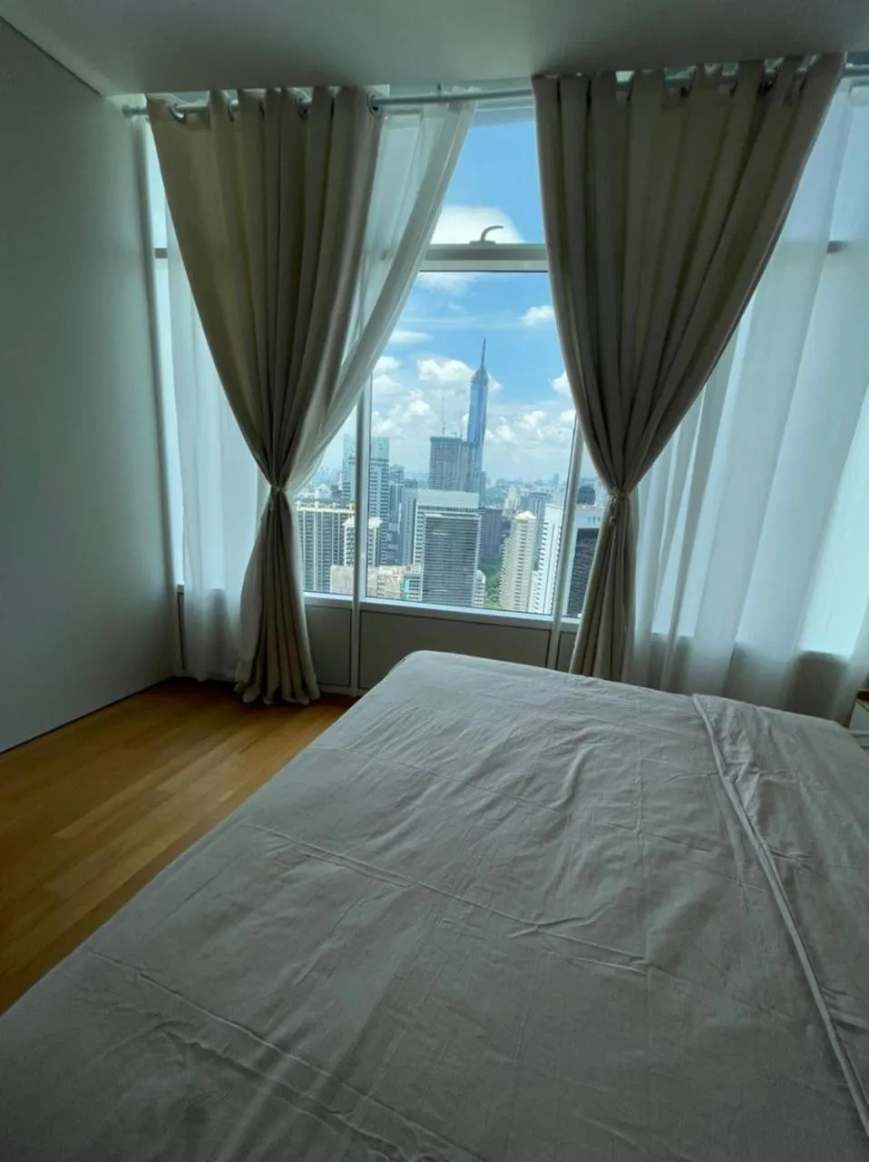 Bed in Sky Suites KLCC by Luna KL
