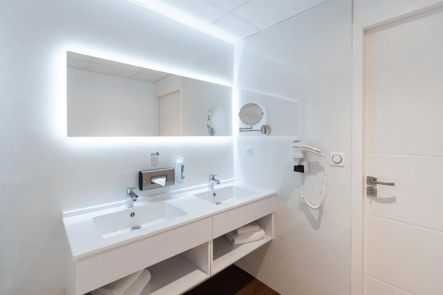 Bathroom in Westotel Taverny - Paris Val-d'Oise