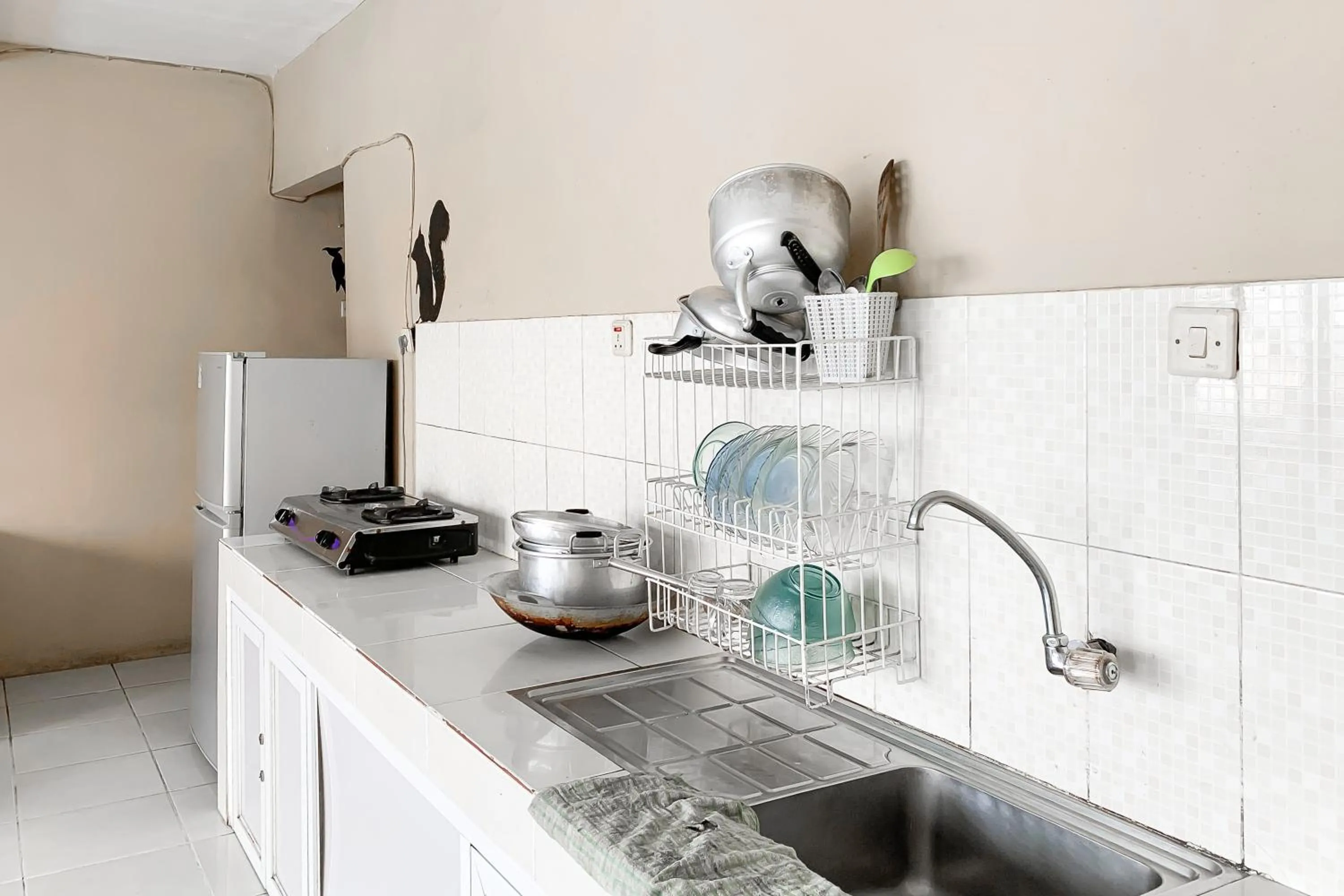 Kitchen or kitchenette in Villa d'Oasis 2 Puncak Mitra RedDoorz