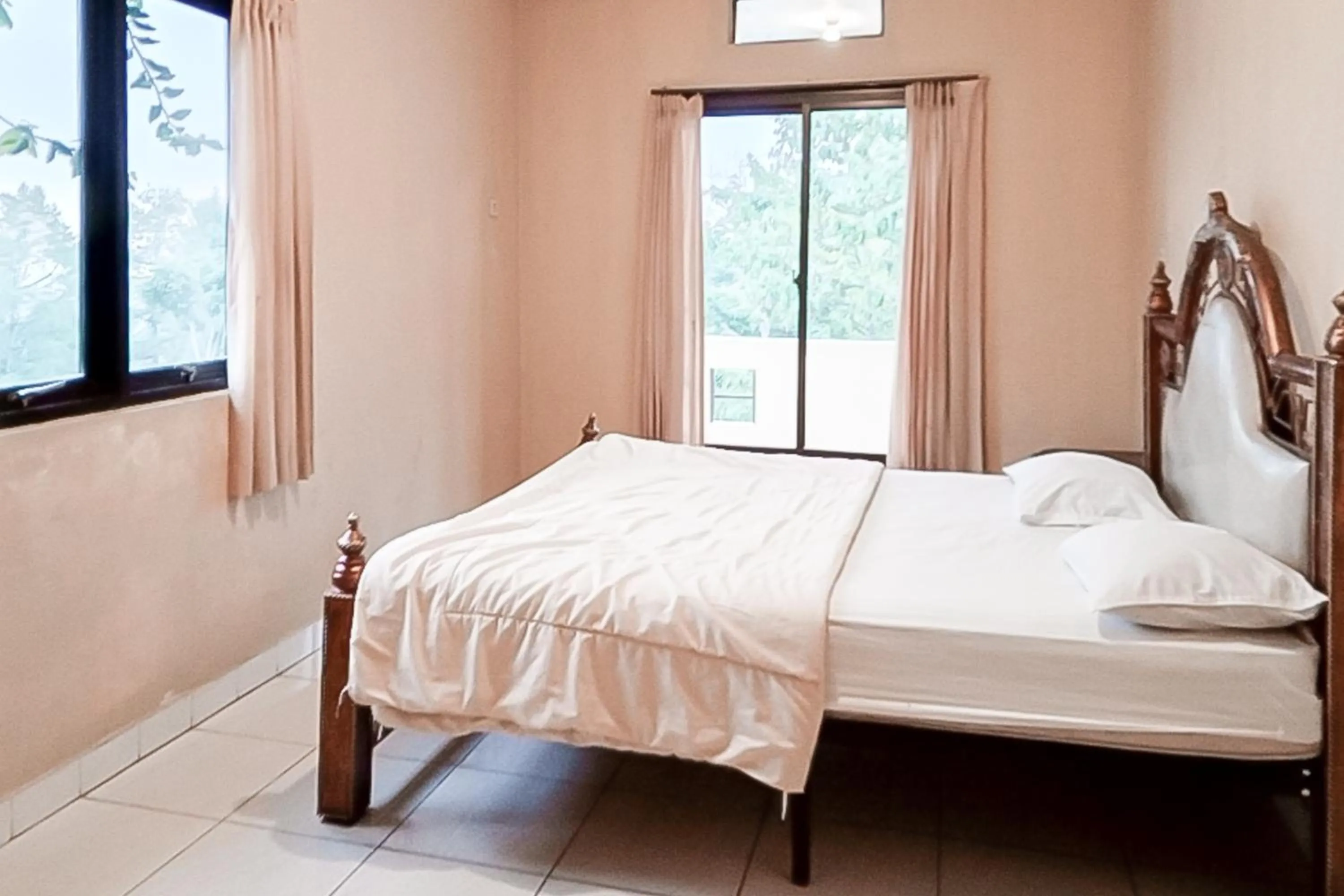 Bedroom, Bed in Villa d'Oasis 2 Puncak Mitra RedDoorz