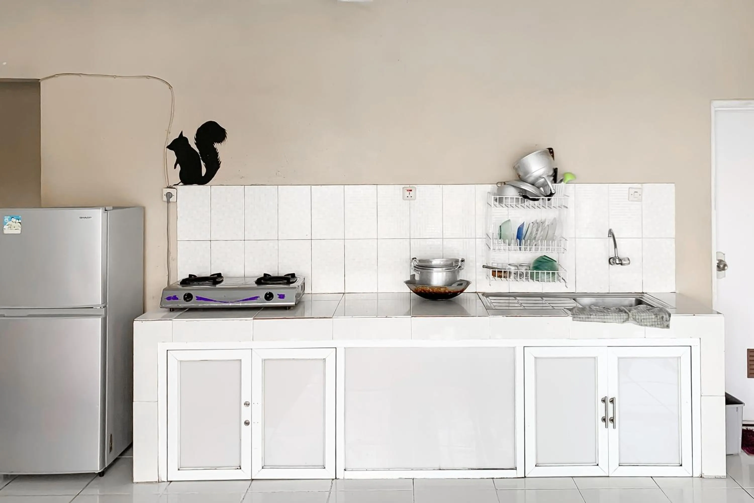 Kitchen or kitchenette in Villa d'Oasis 2 Puncak Mitra RedDoorz