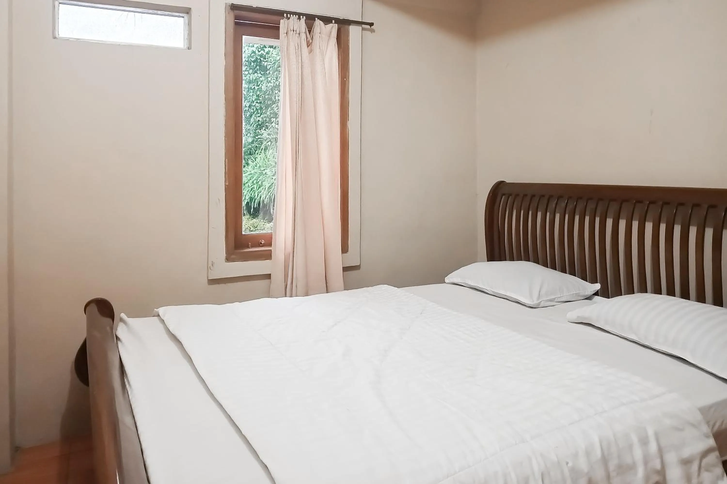 Bedroom, Bed in Villa d'Oasis 2 Puncak Mitra RedDoorz
