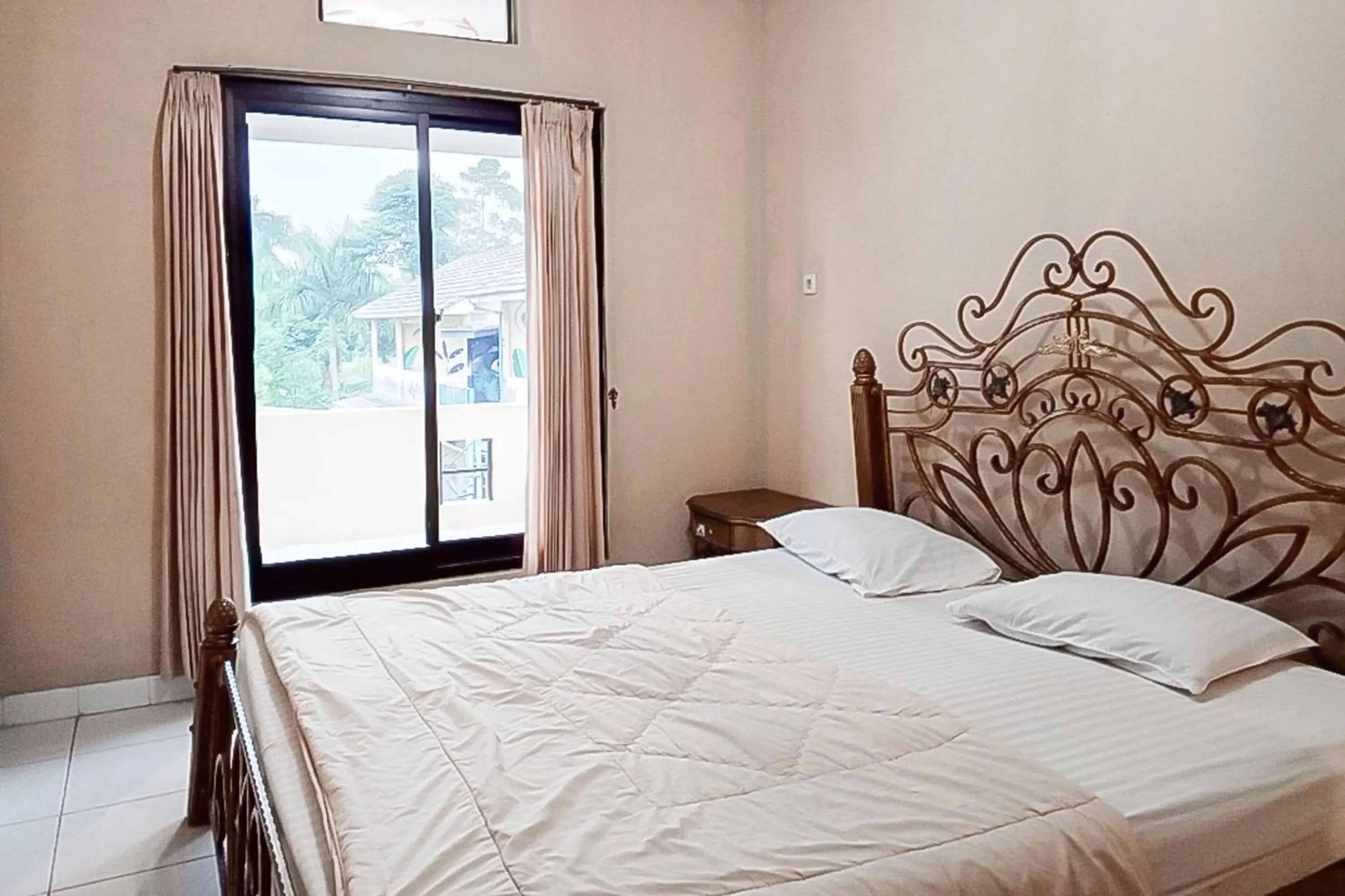Bedroom, Bed in Villa d'Oasis 2 Puncak Mitra RedDoorz