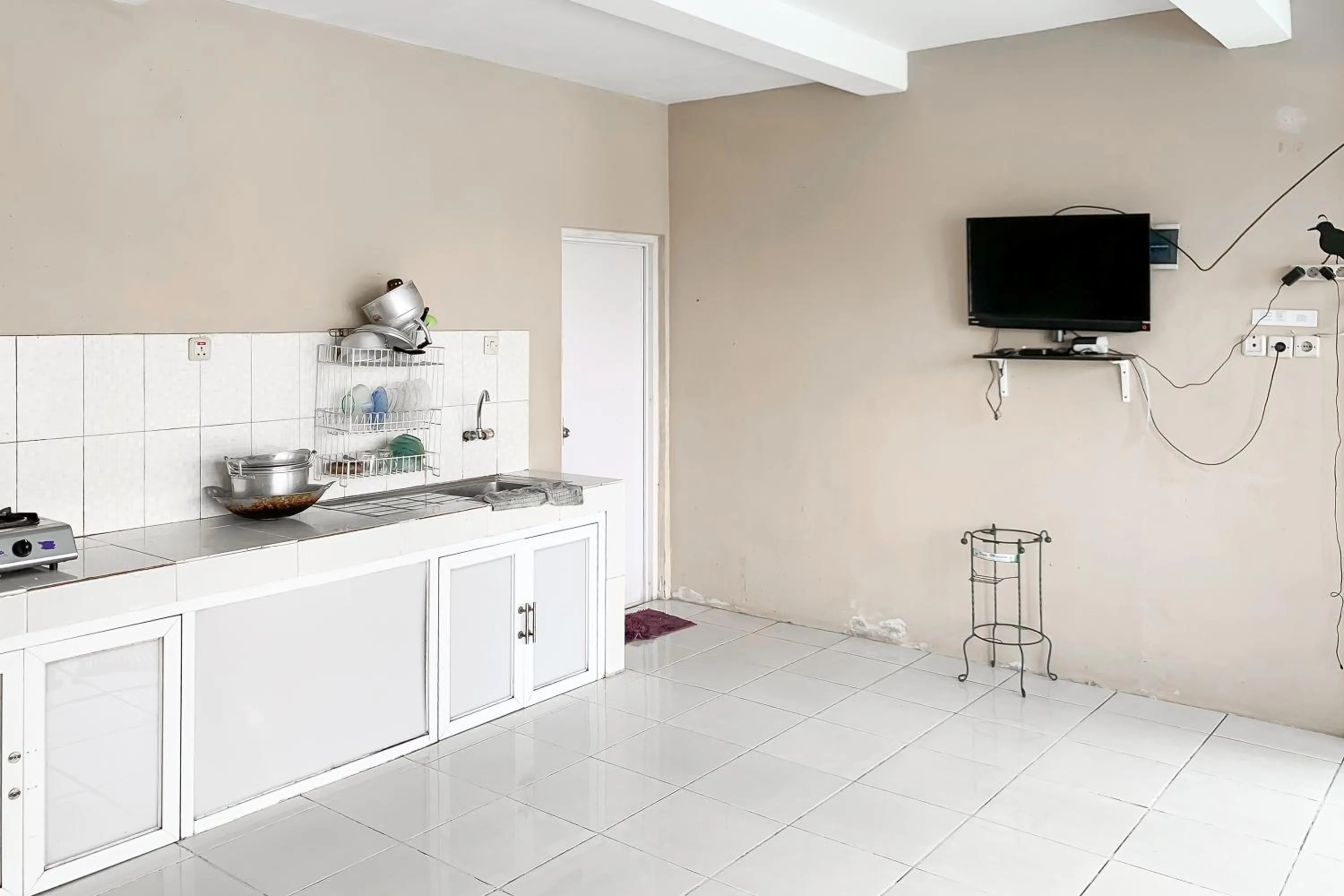 Kitchen or kitchenette in Villa d'Oasis 2 Puncak Mitra RedDoorz