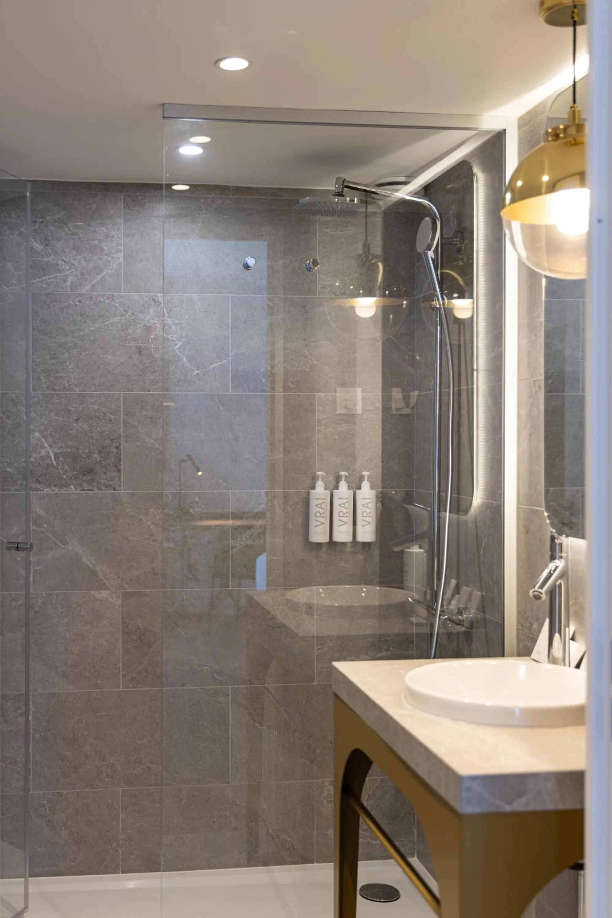 Shower in Hôtel Kyriad Prestige Paris Asnieres