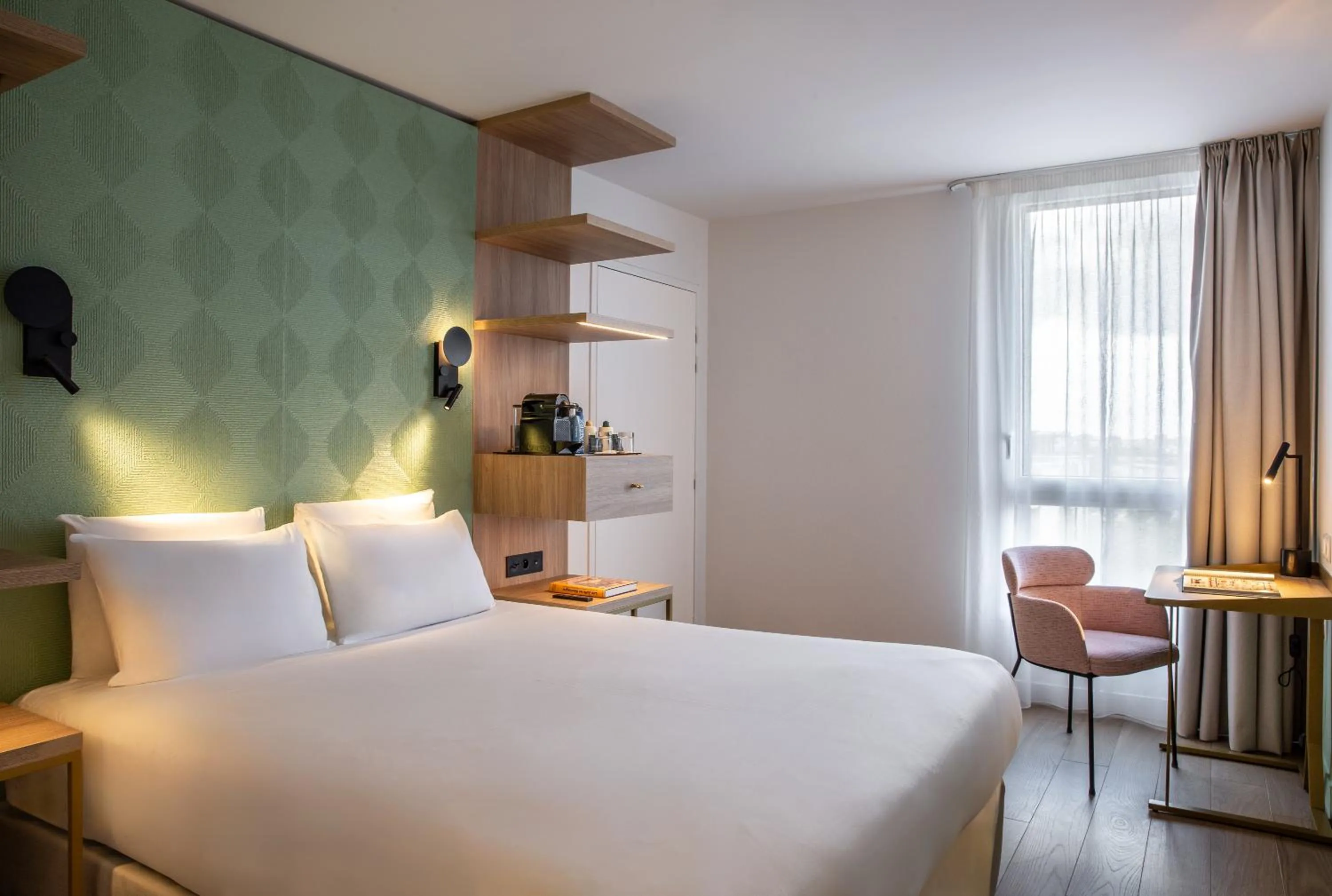 Bed in Hôtel Kyriad Prestige Paris Asnieres