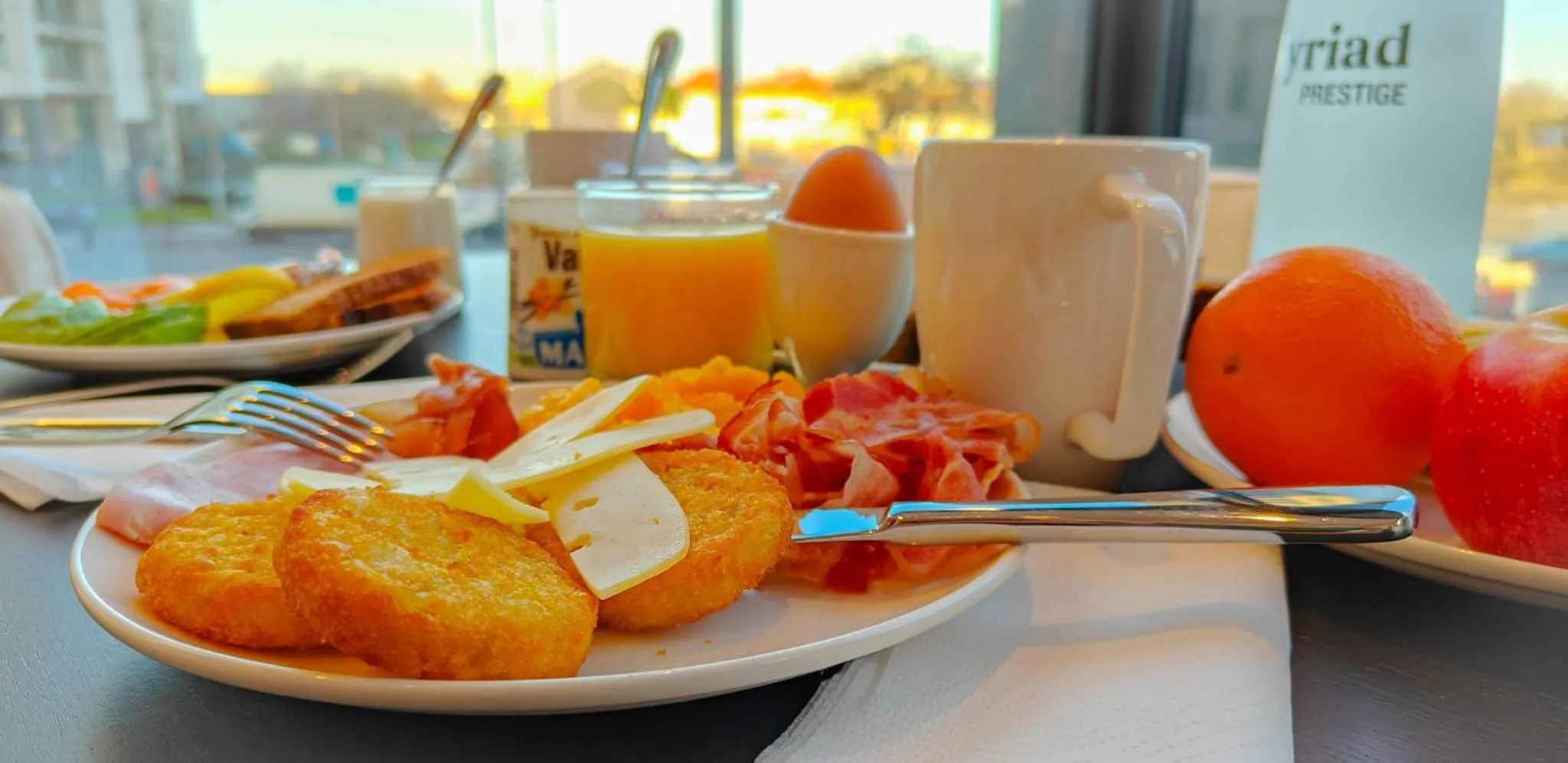 Food and drinks in Hôtel Kyriad Prestige Paris Asnieres