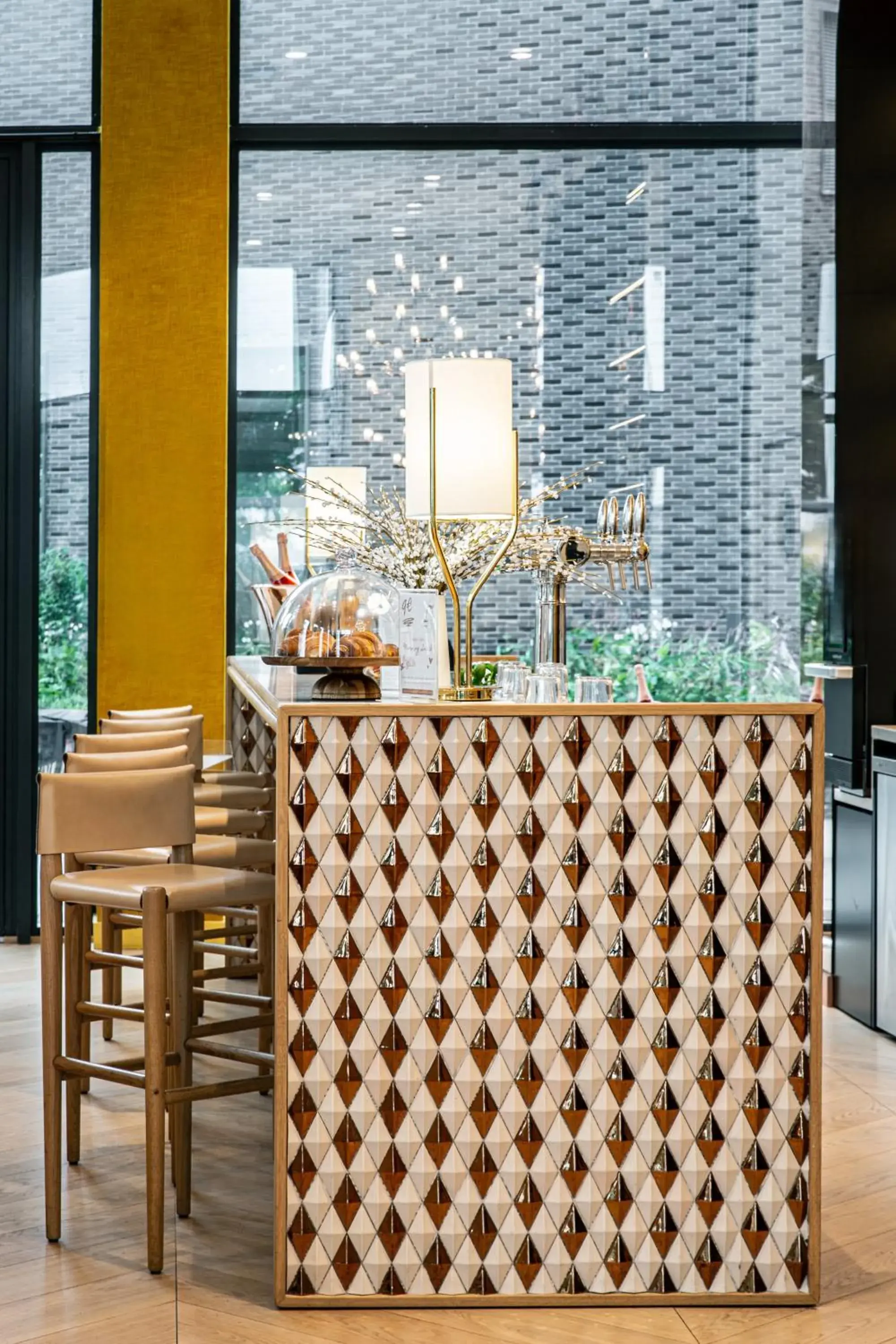 Property building in Hôtel Kyriad Prestige Paris Asnieres Property building in Hôtel Kyriad Prestige Paris Asnieres