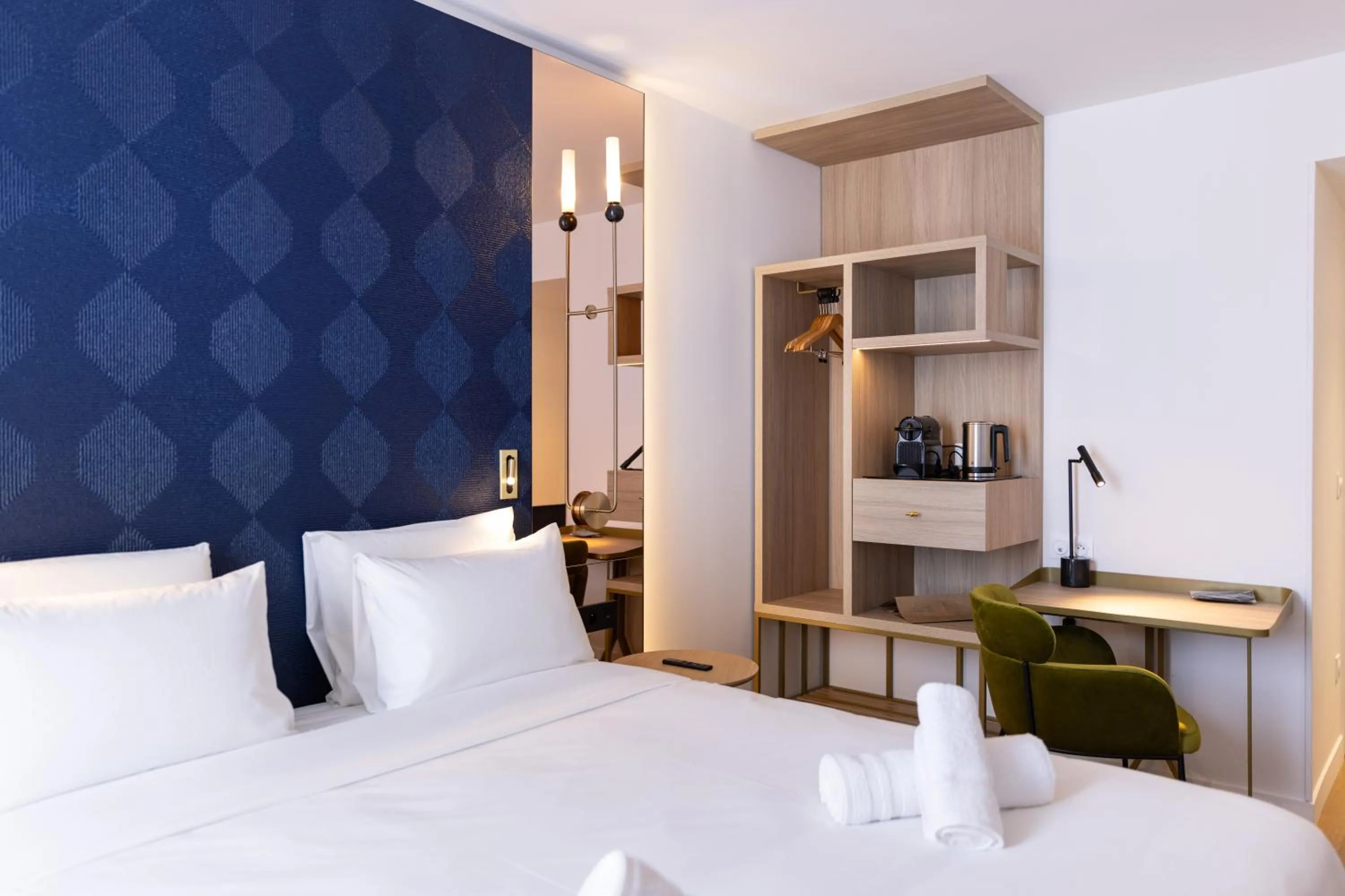 Bed in Hôtel Kyriad Prestige Paris Asnieres