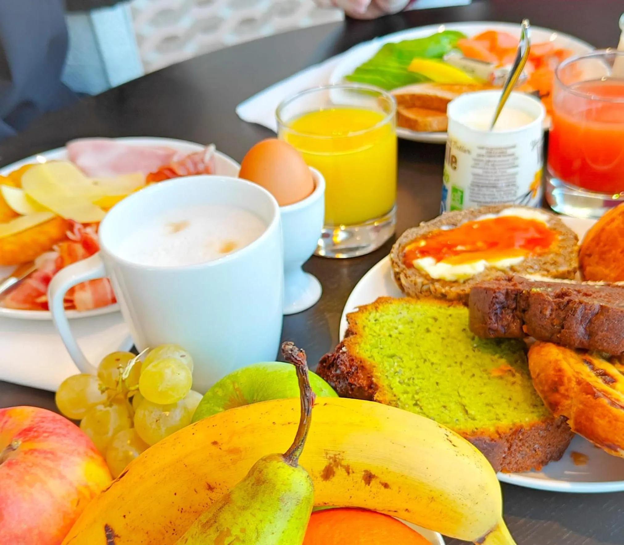 Food and drinks in Hôtel Kyriad Prestige Paris Asnieres