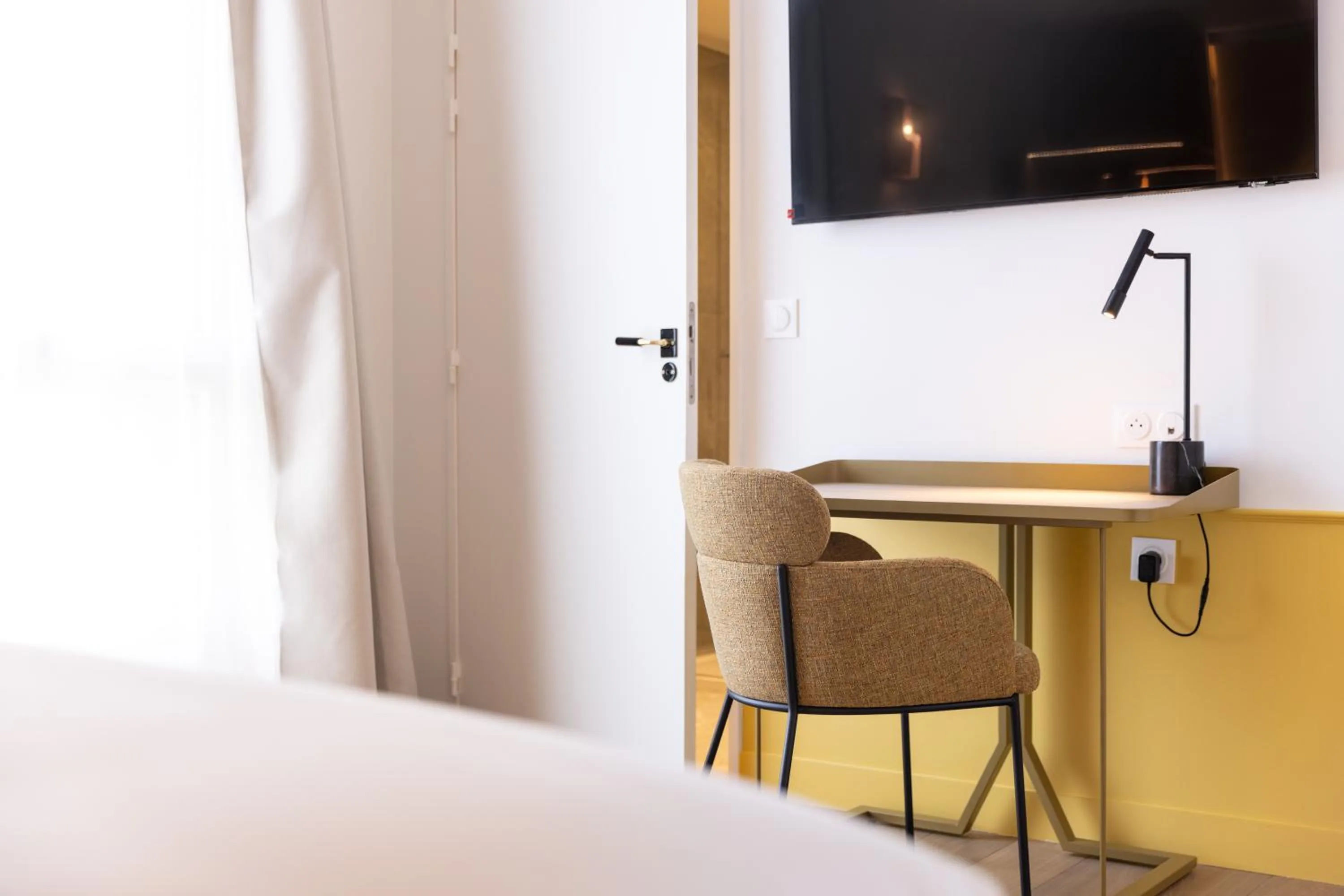 Bed in Hôtel Kyriad Prestige Paris Asnieres