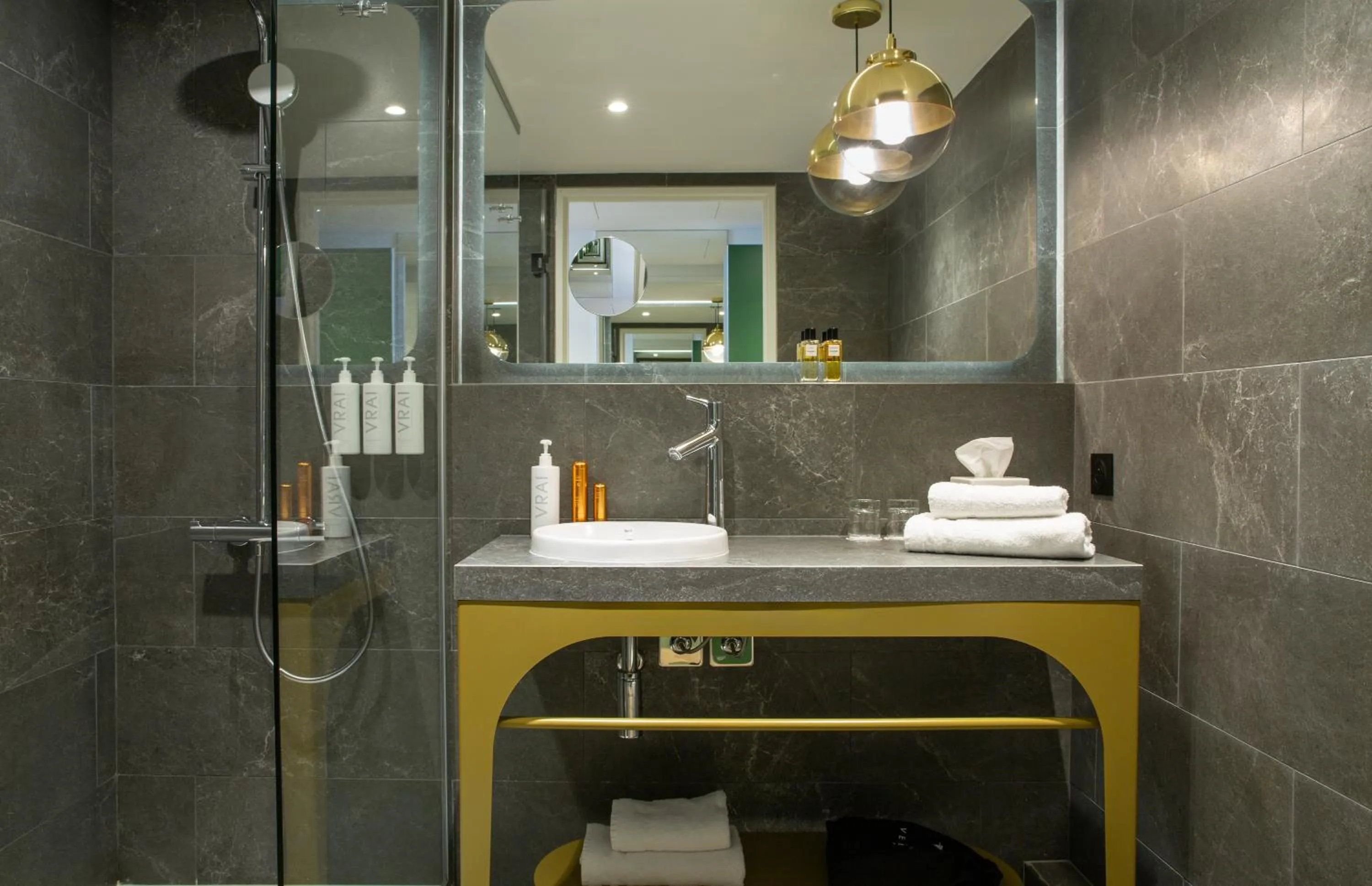 Shower in Hôtel Kyriad Prestige Paris Asnieres