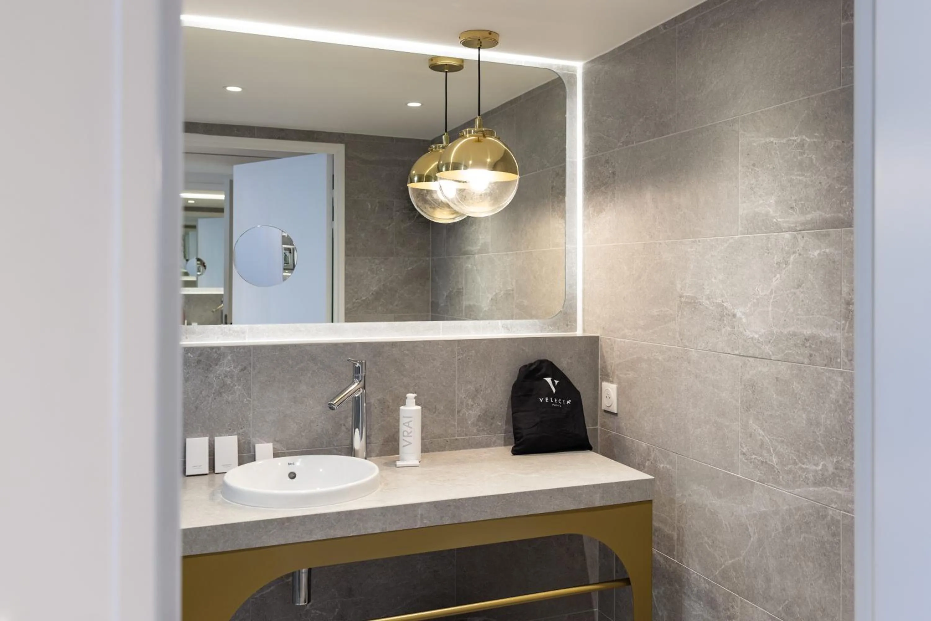 Bathroom in Hôtel Kyriad Prestige Paris Asnieres