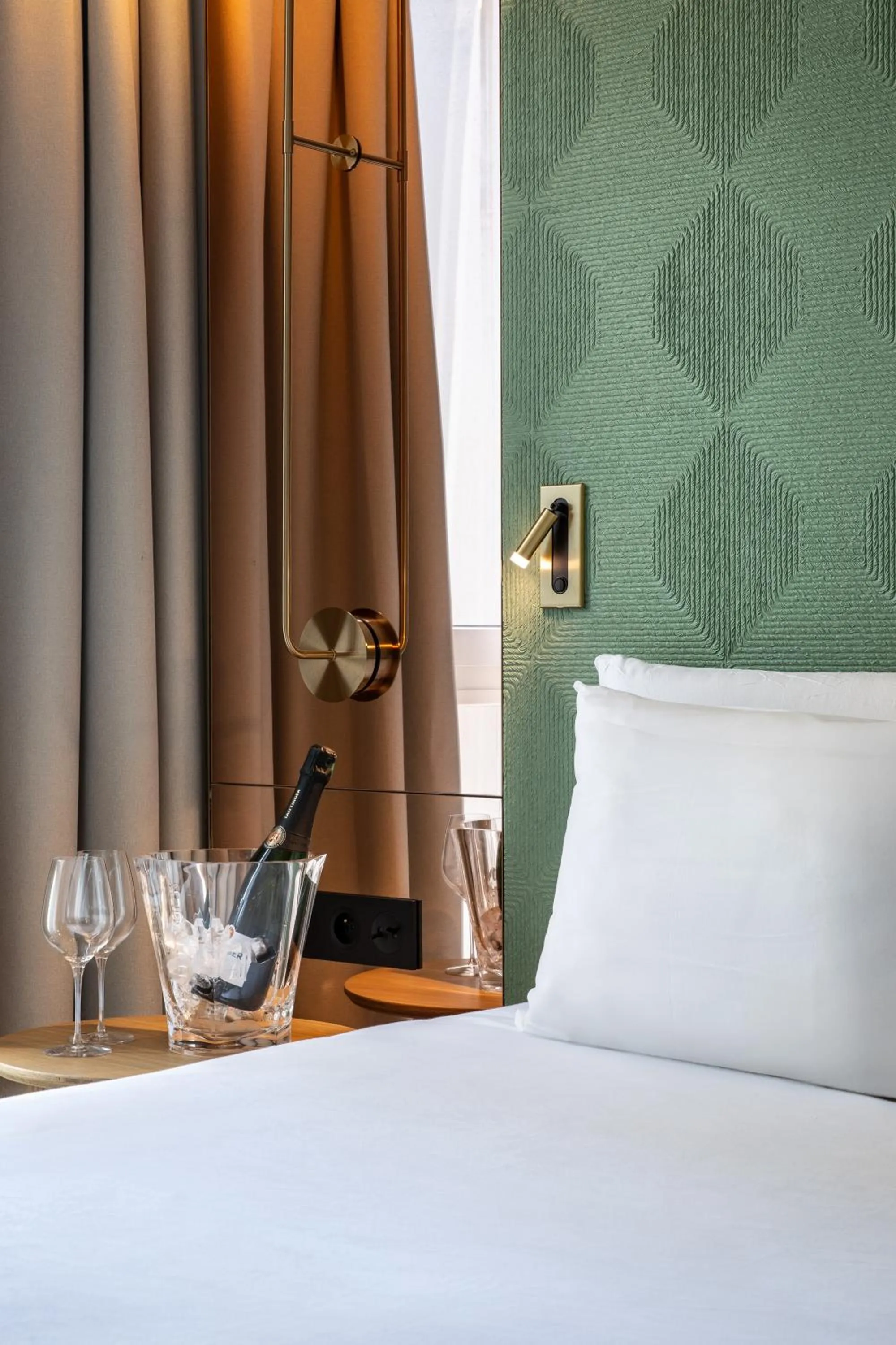 Bed in Hôtel Kyriad Prestige Paris Asnieres