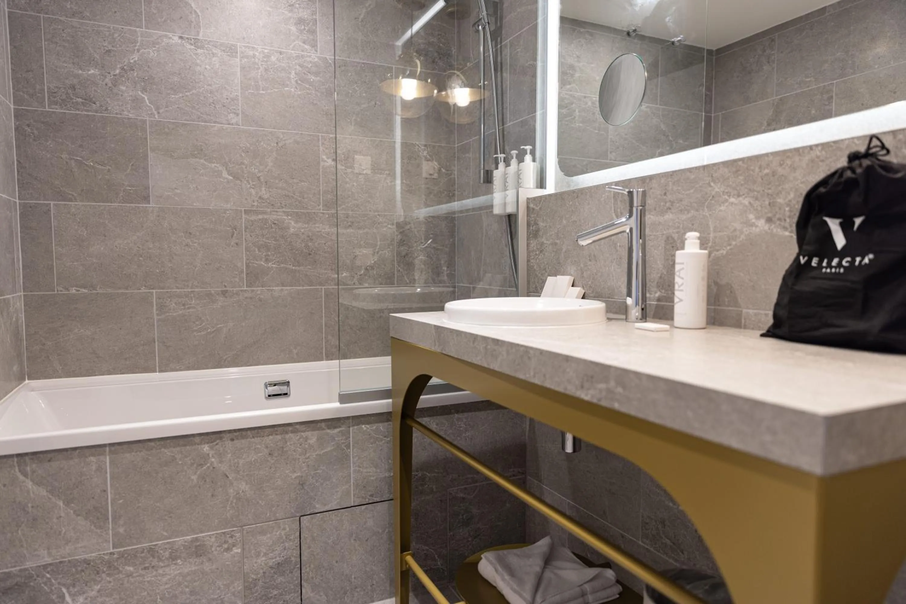 Bathroom in Hôtel Kyriad Prestige Paris Asnieres