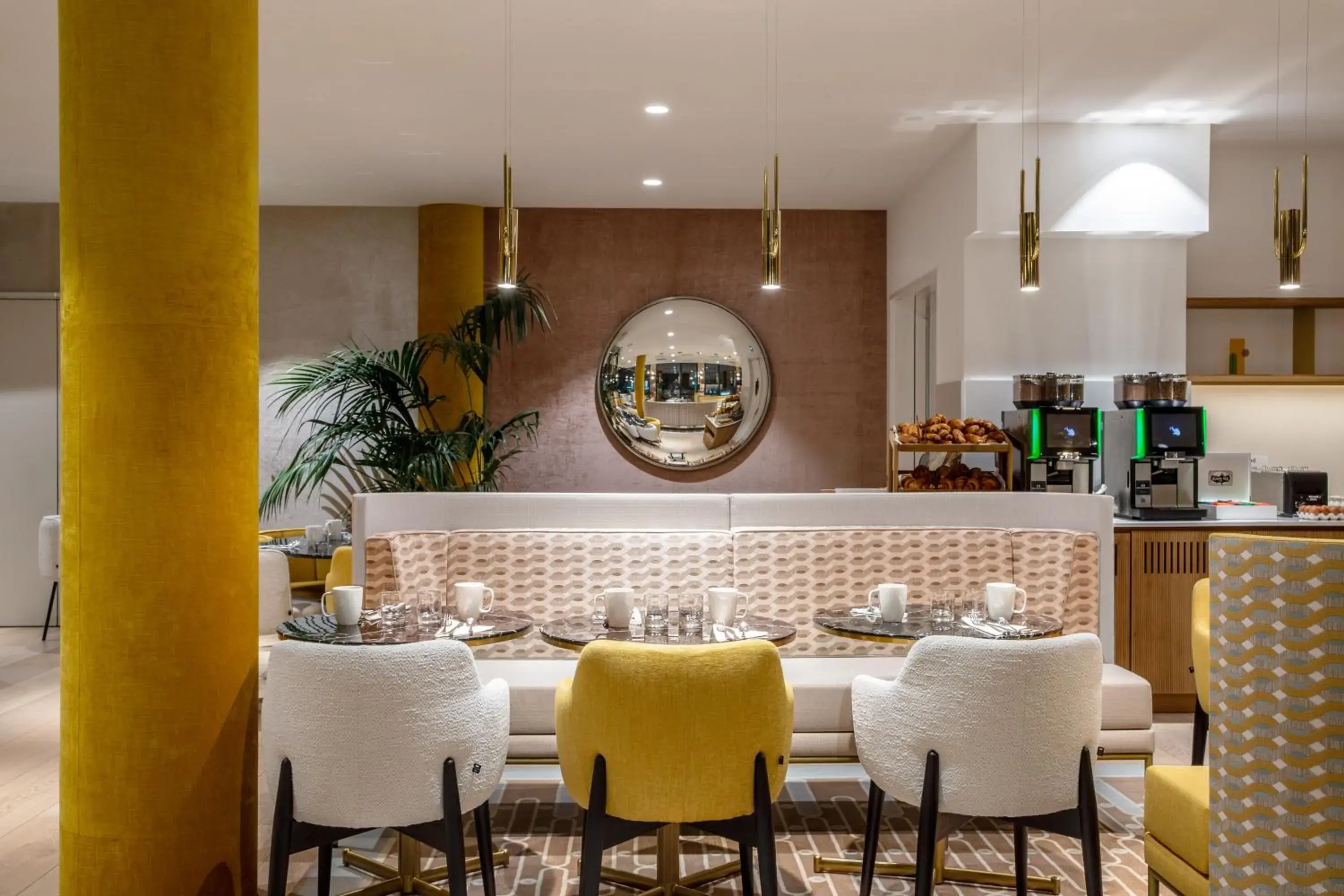 Property building in Hôtel Kyriad Prestige Paris Asnieres Property building in Hôtel Kyriad Prestige Paris Asnieres