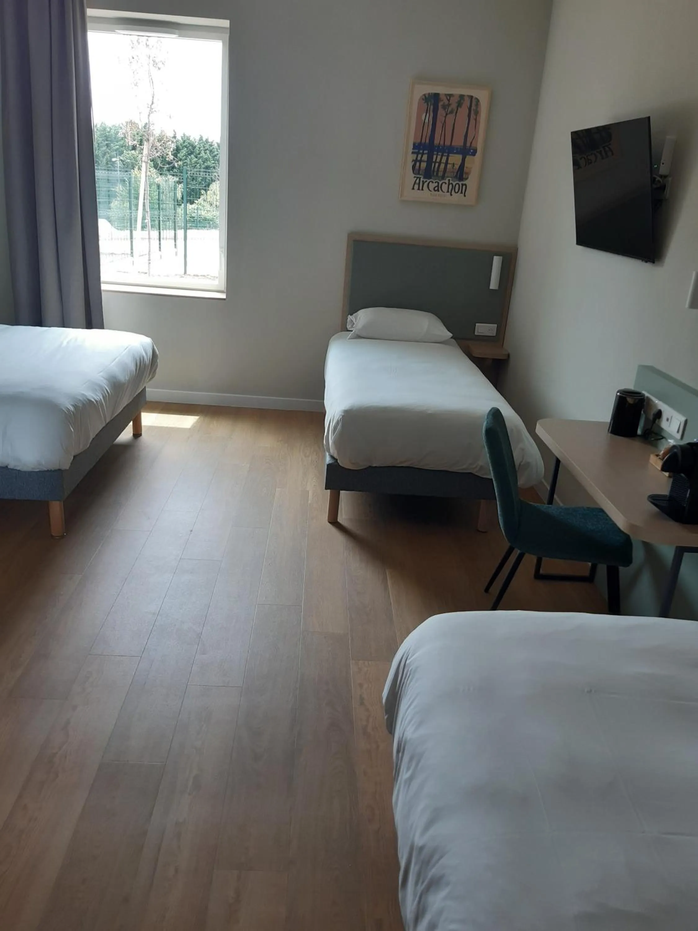 Bedroom, Bed in Kyriad Limoges - Ester