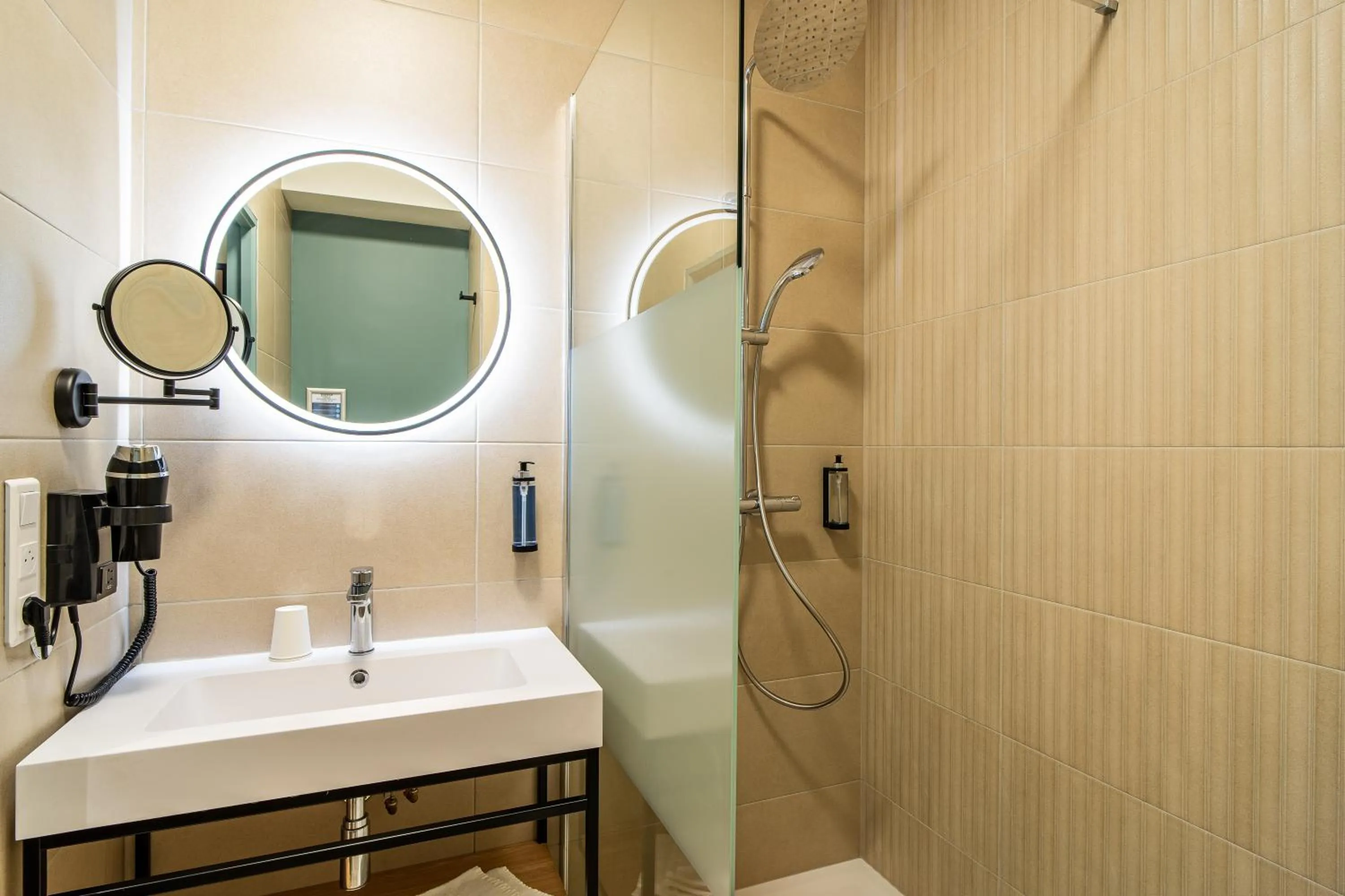 Bathroom in Kyriad Limoges - Ester