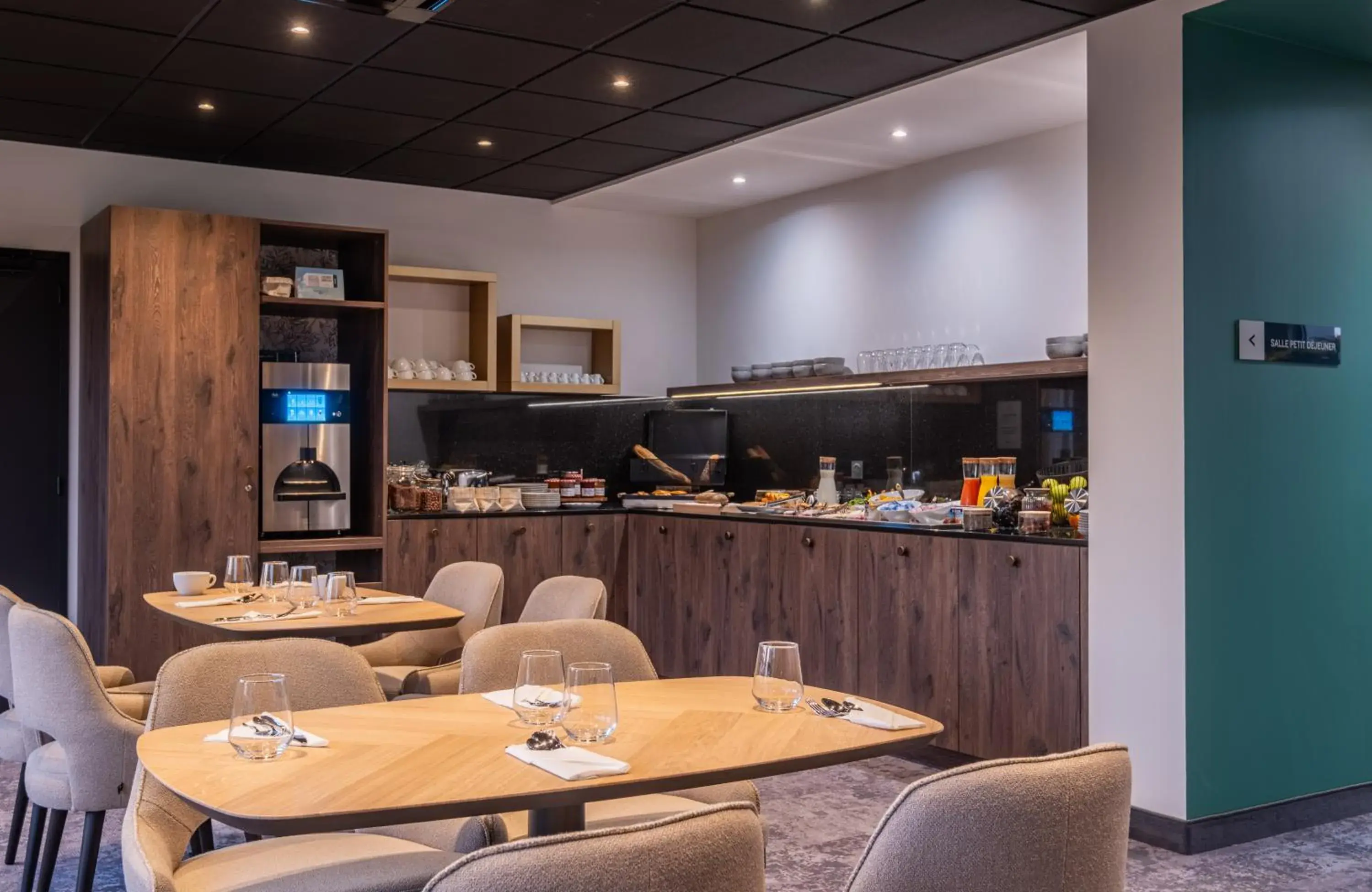 Buffet breakfast in Kyriad Chateauroux Nord - Aéroport Buffet breakfast in Kyriad Chateauroux Nord - Aéroport