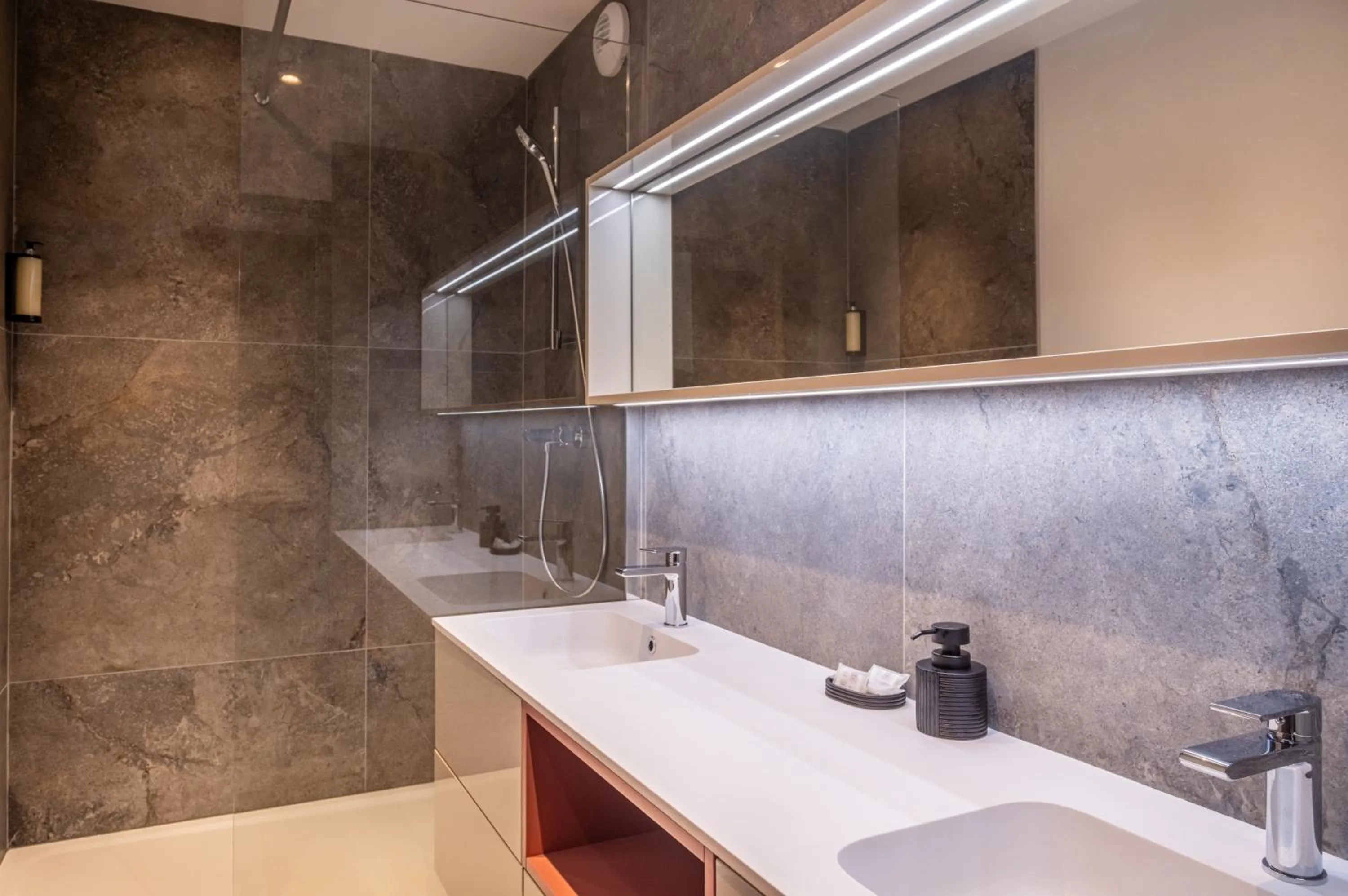 Bathroom in Kyriad Chateauroux Nord - Aéroport