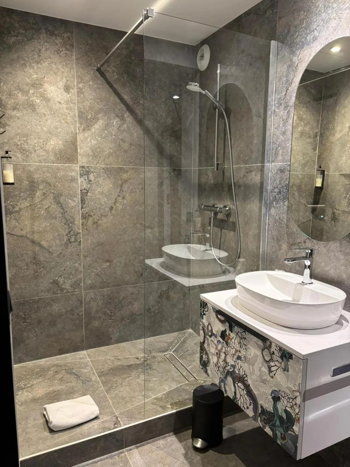 Bathroom in Kyriad Chateauroux Nord - Aéroport