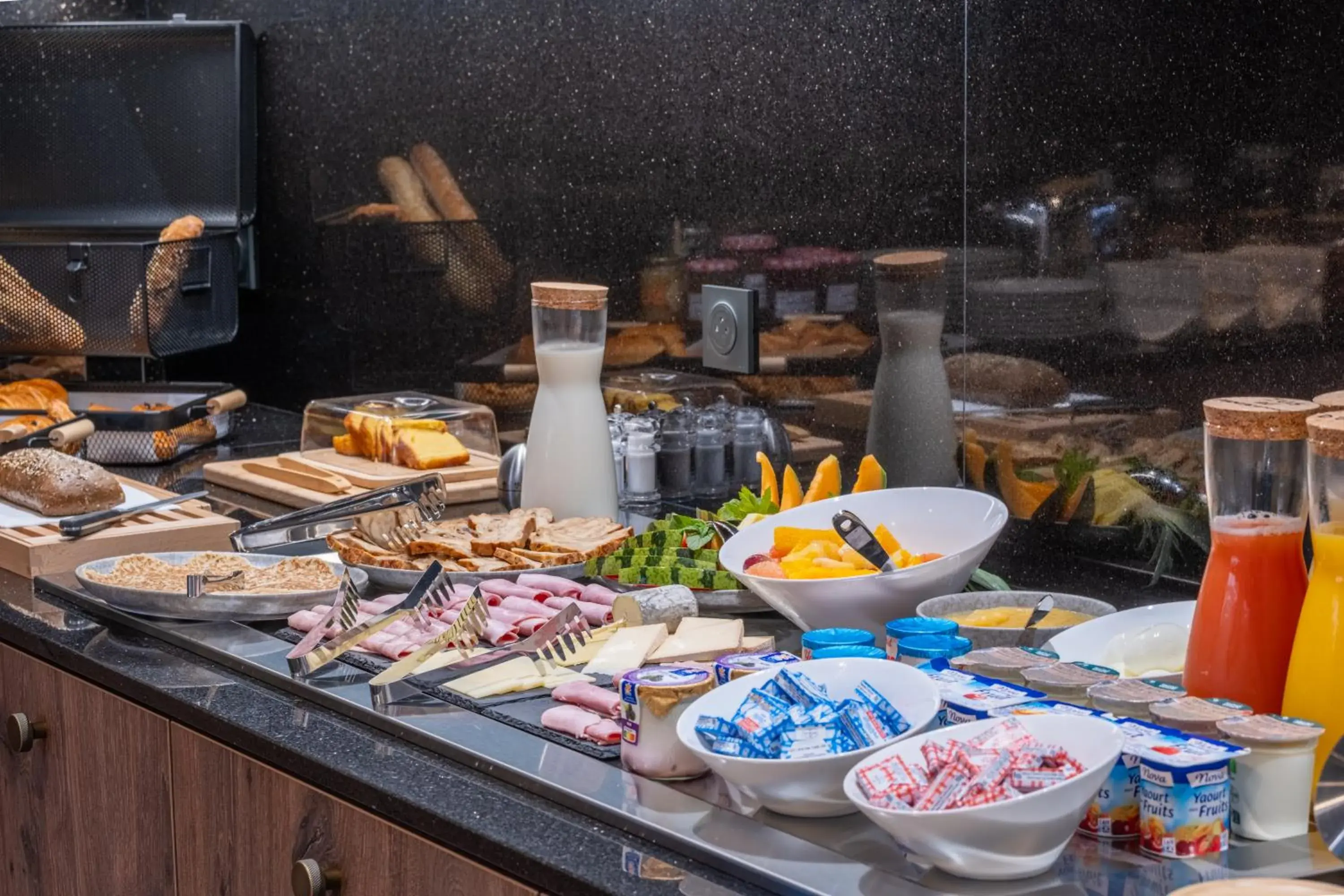 Buffet breakfast in Kyriad Chateauroux Nord - Aéroport Buffet breakfast in Kyriad Chateauroux Nord - Aéroport