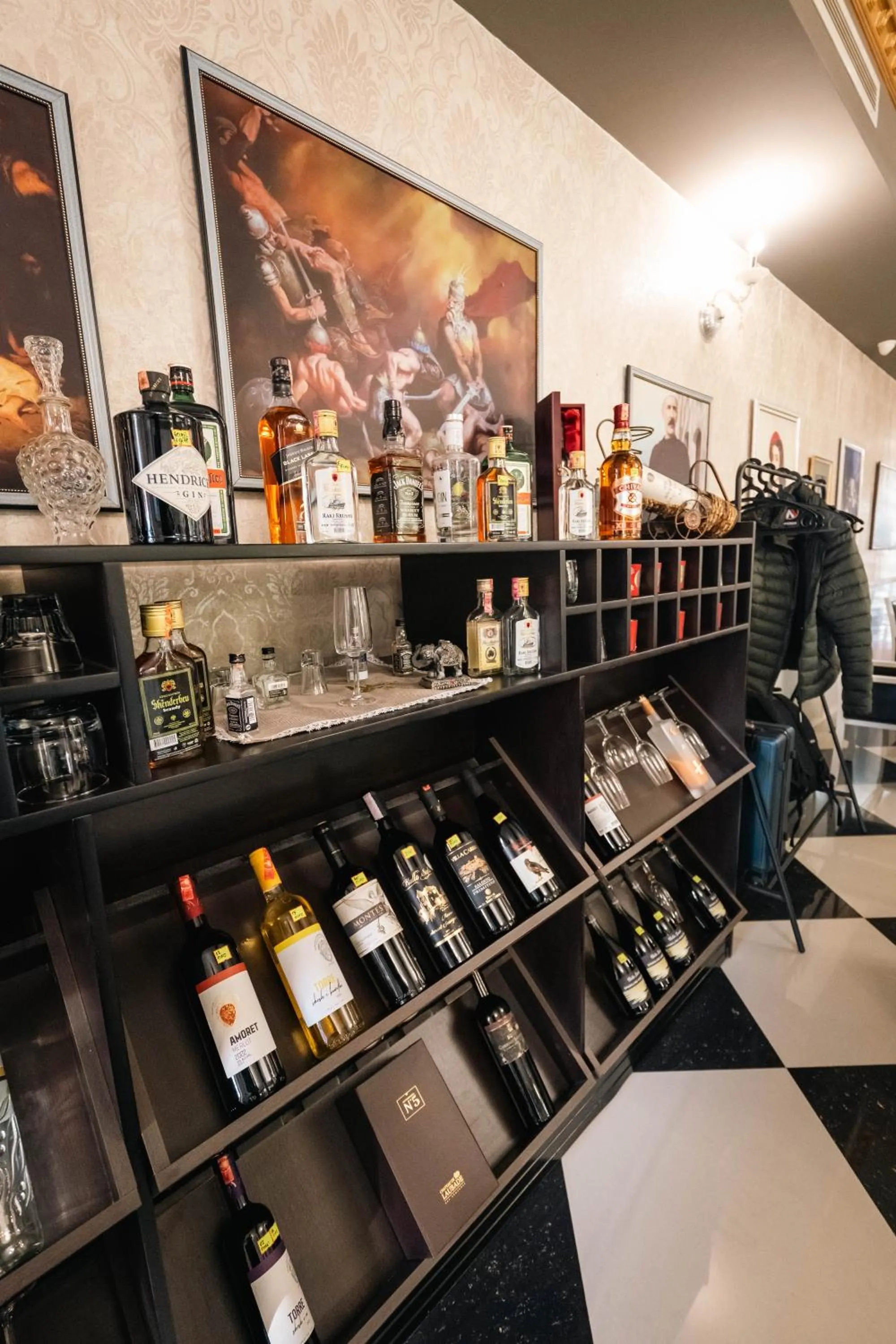 Restaurant/places to eat in Hotel Aria