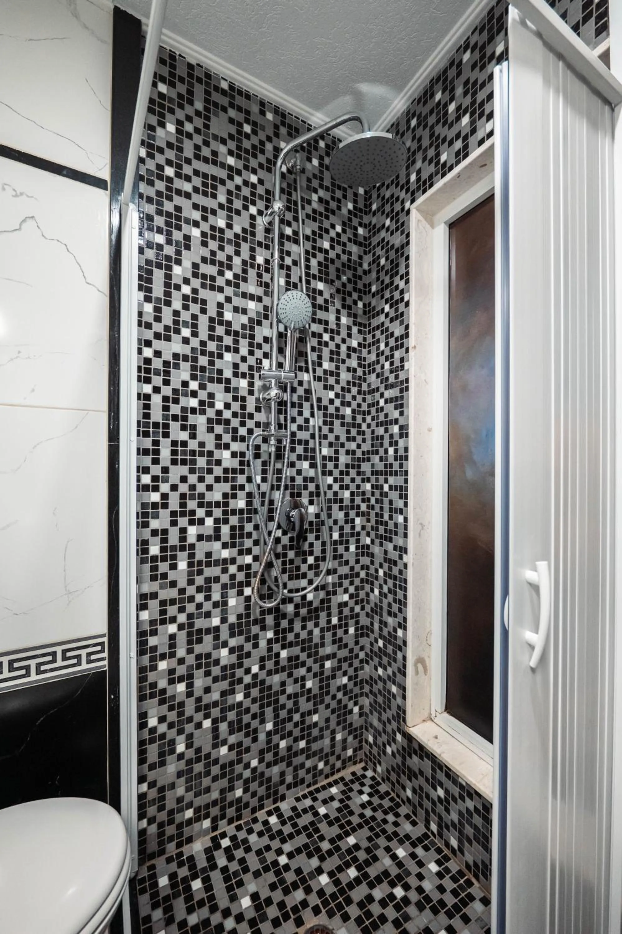 Shower in Hotel Aria