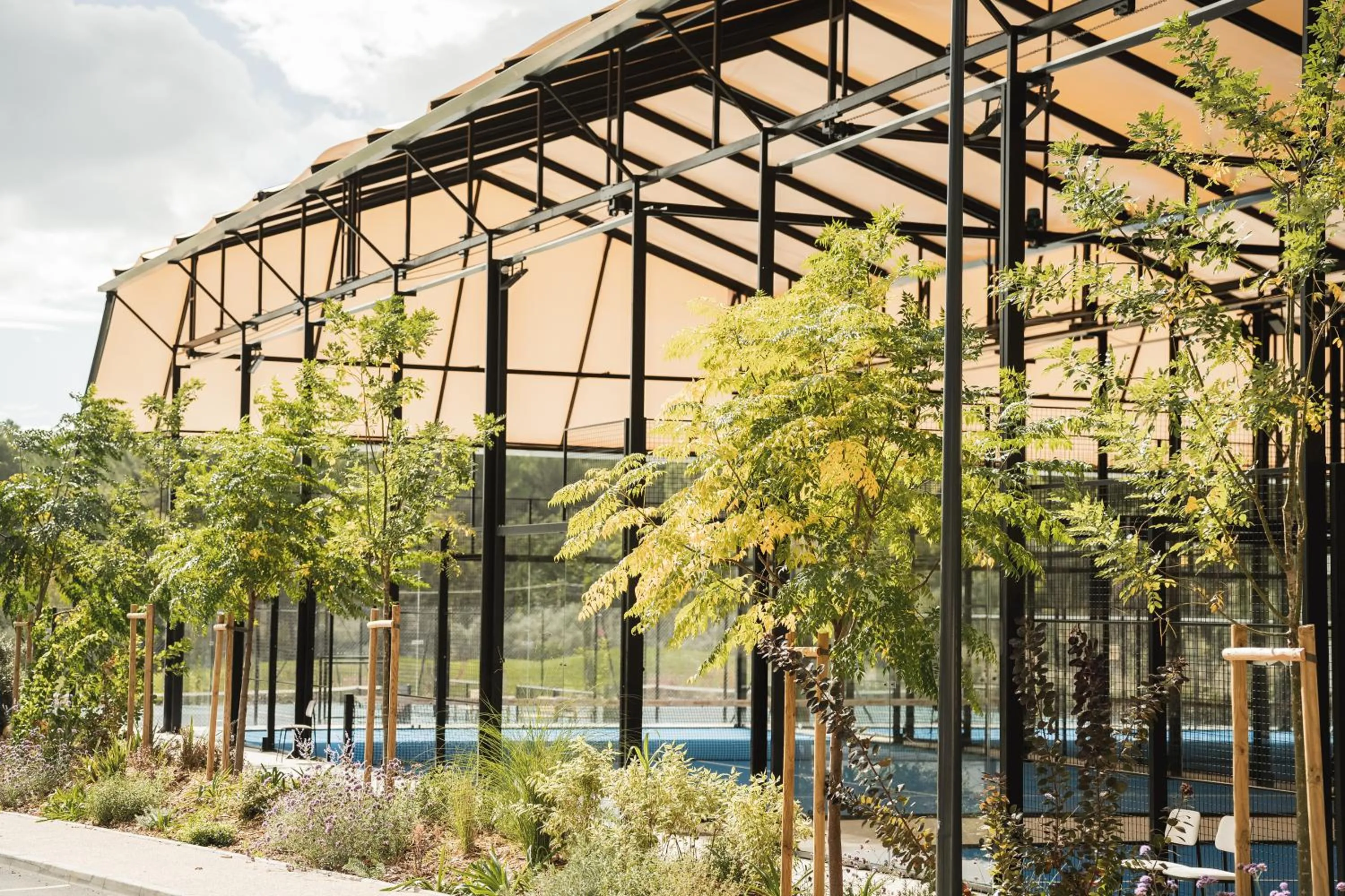 Tennis court in Setclub Hôtel & Spa Aix-en-Provence