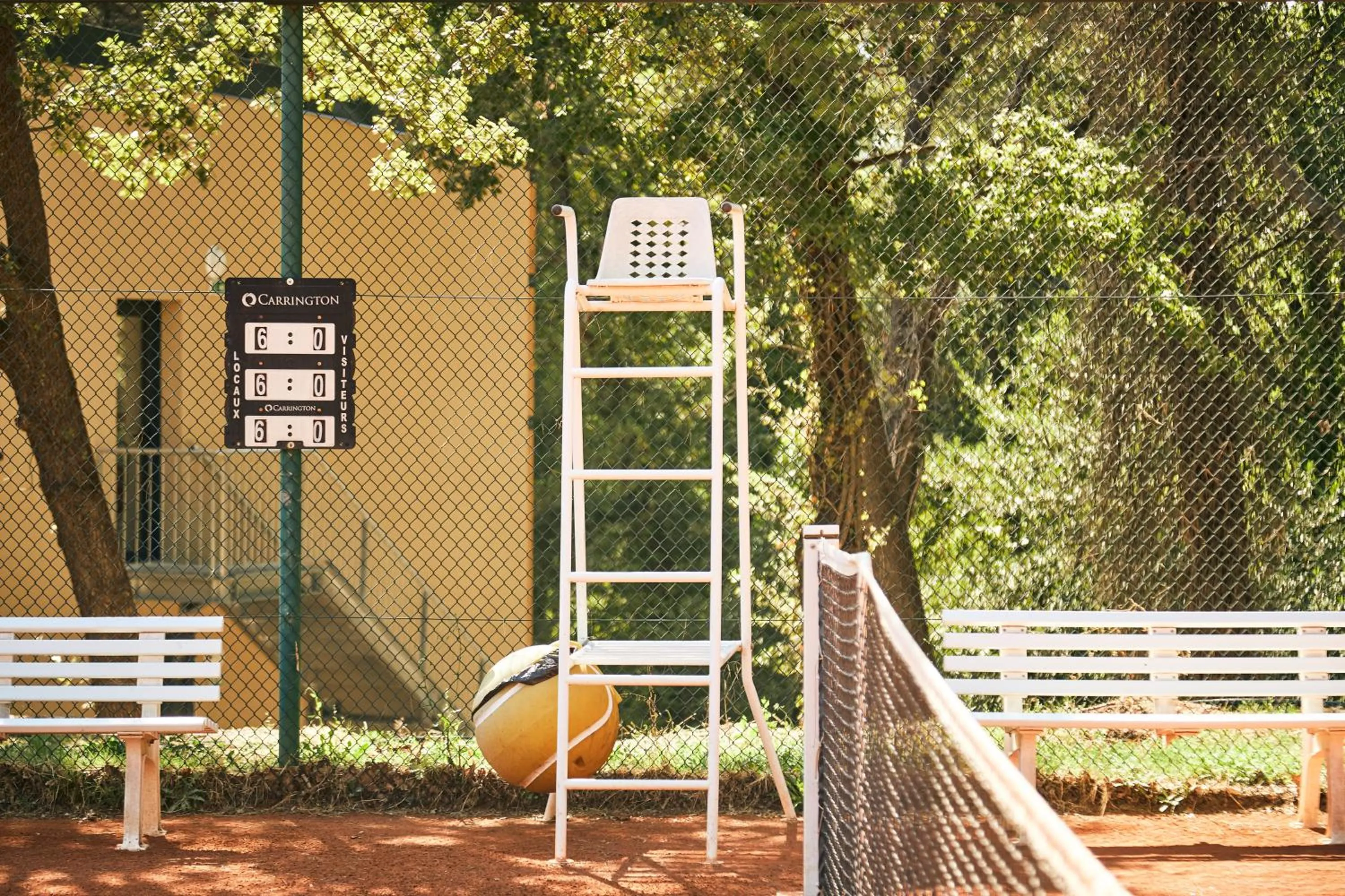 Tennis court in Setclub Hôtel & Spa Aix-en-Provence