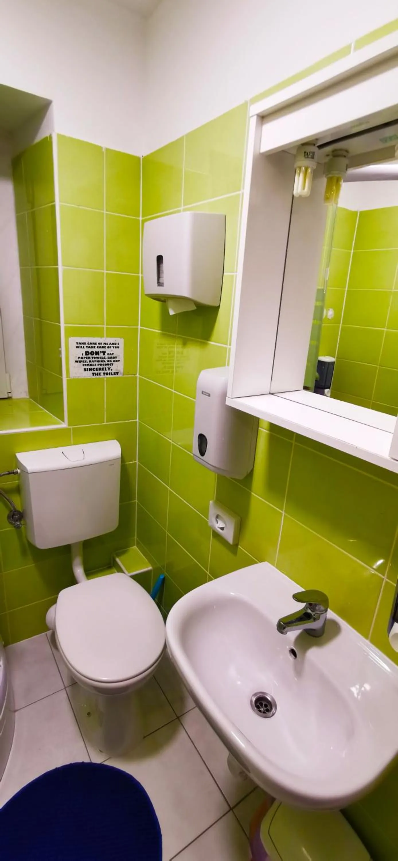 Shower in Croparadise Hostel