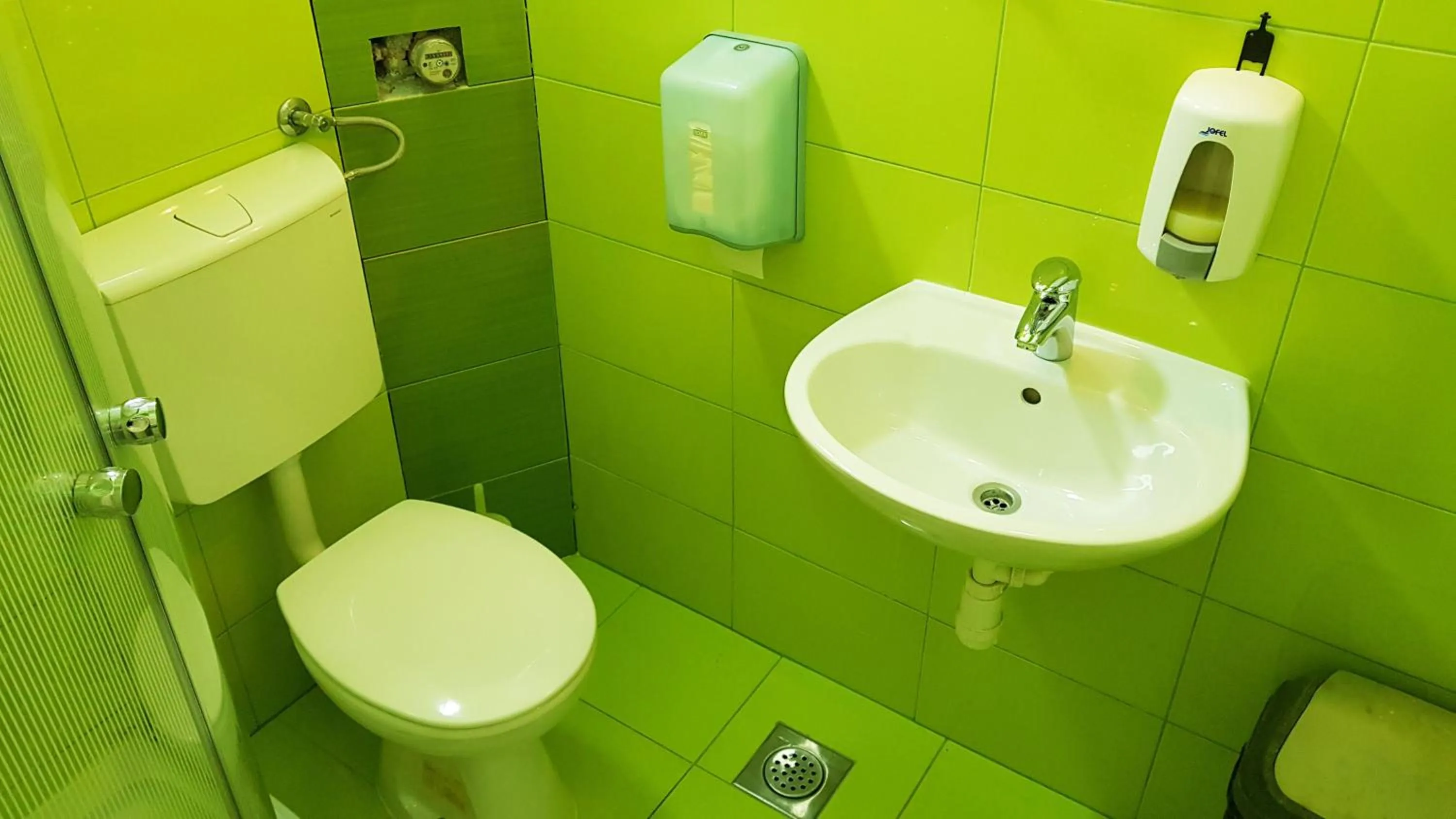 Shower in Croparadise Hostel