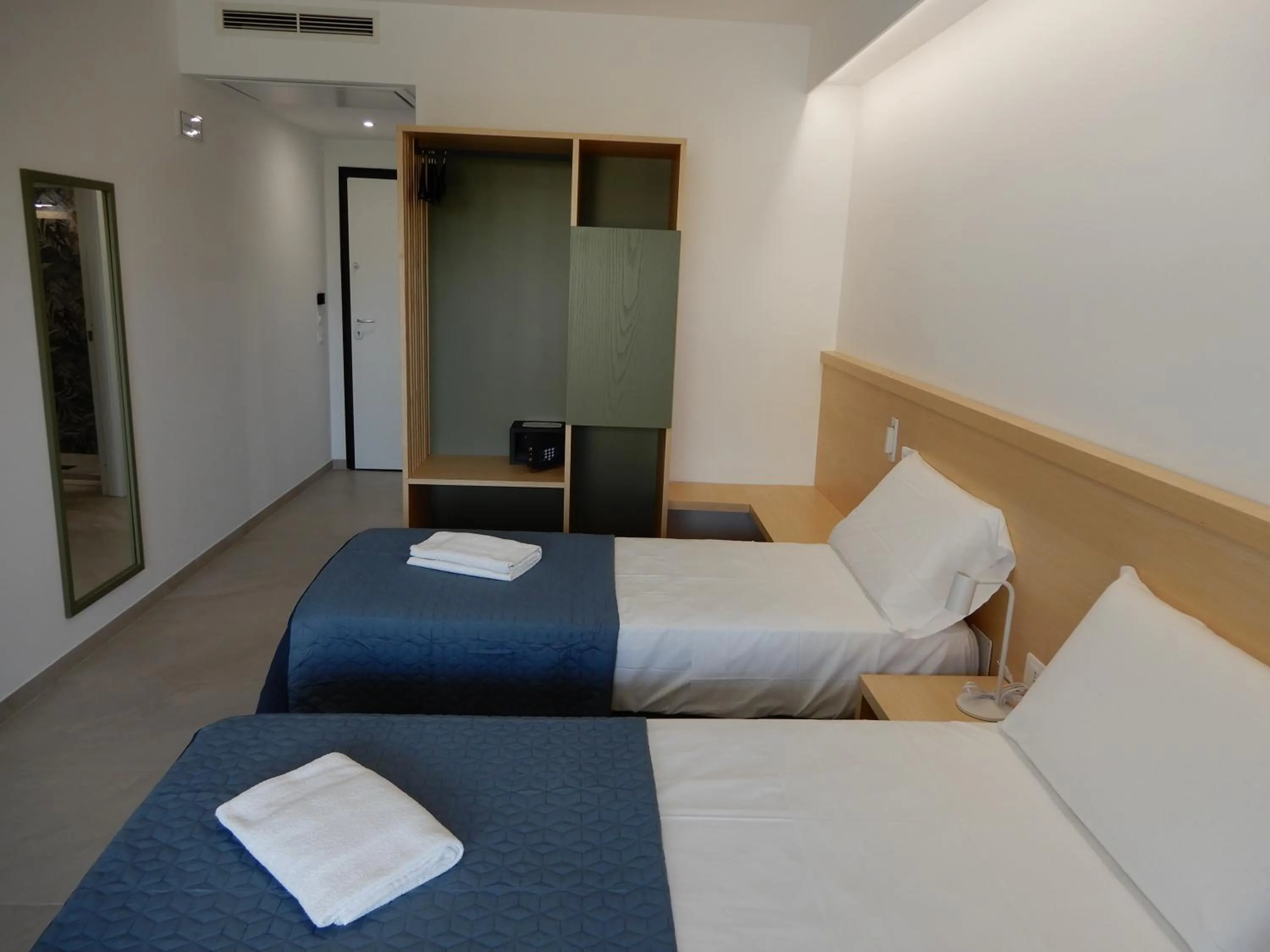 Bedroom, Bed in Middle Town Palace