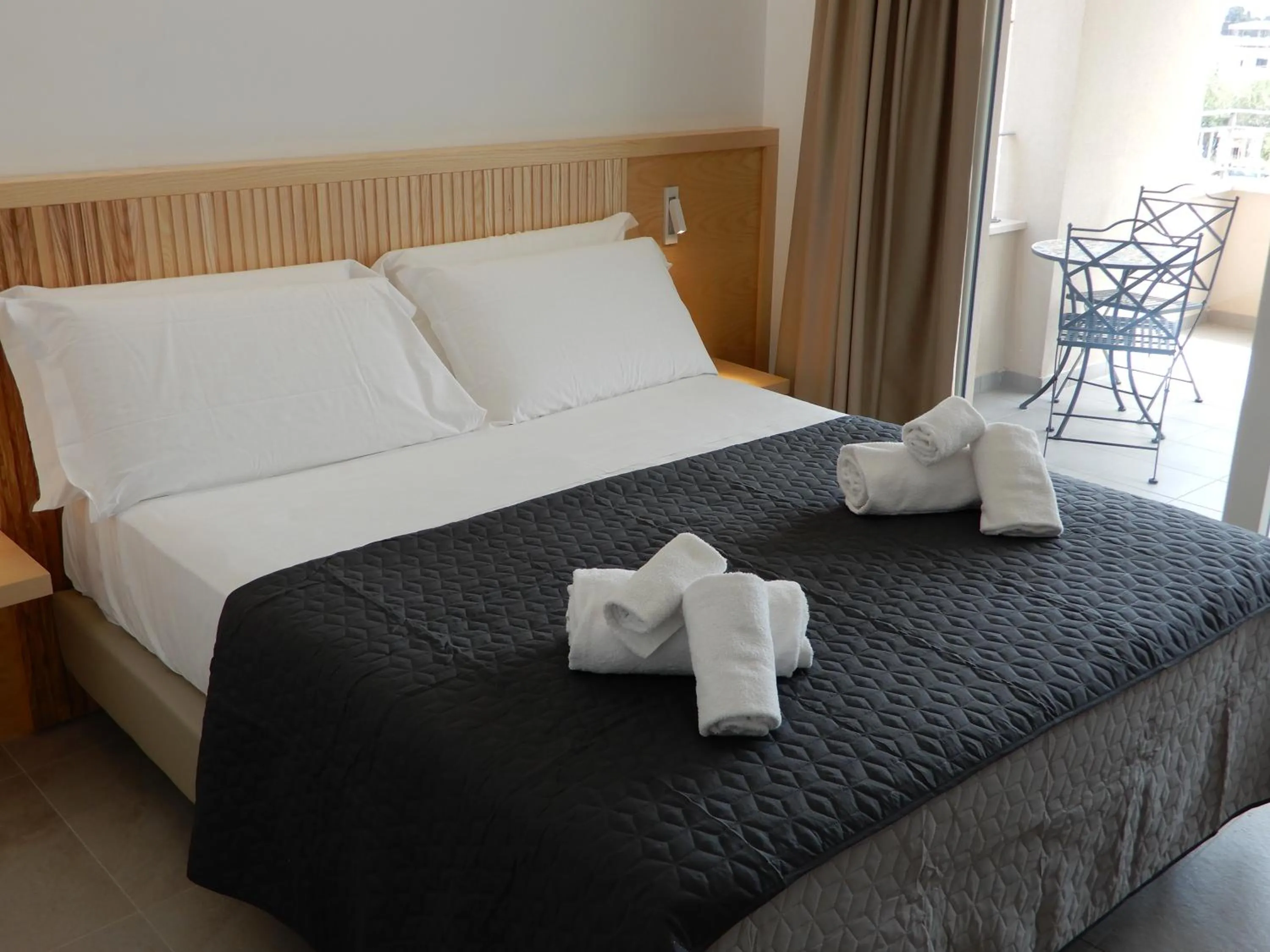 Bedroom, Bed in Middle Town Palace