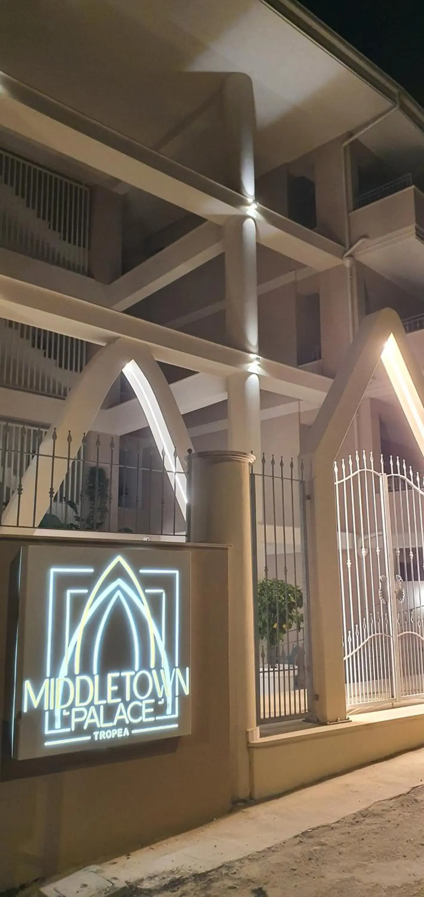 Property building in Middle Town Palace Property building in Middle Town Palace