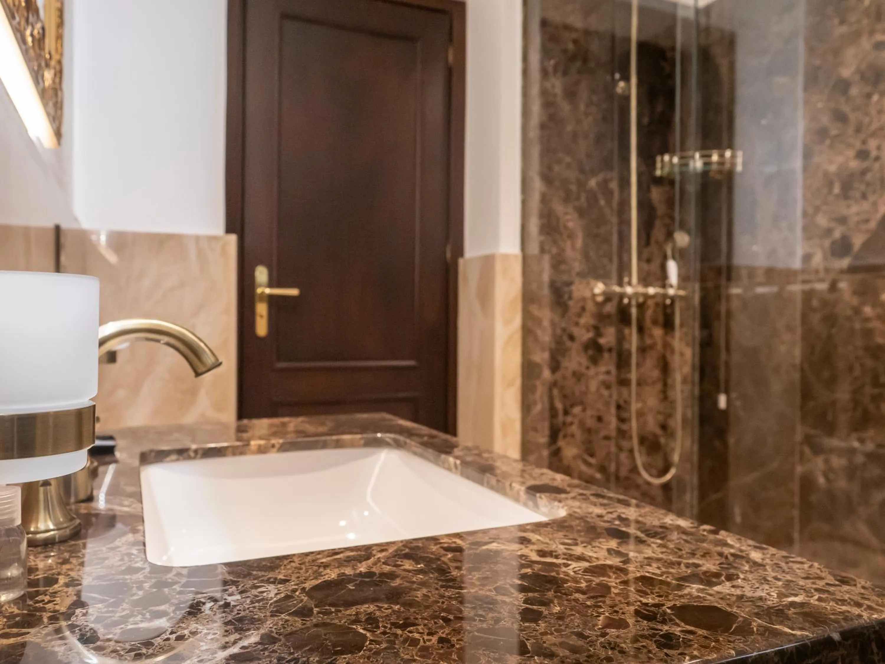 Bathroom in Villa Alliata di Pietratagliata