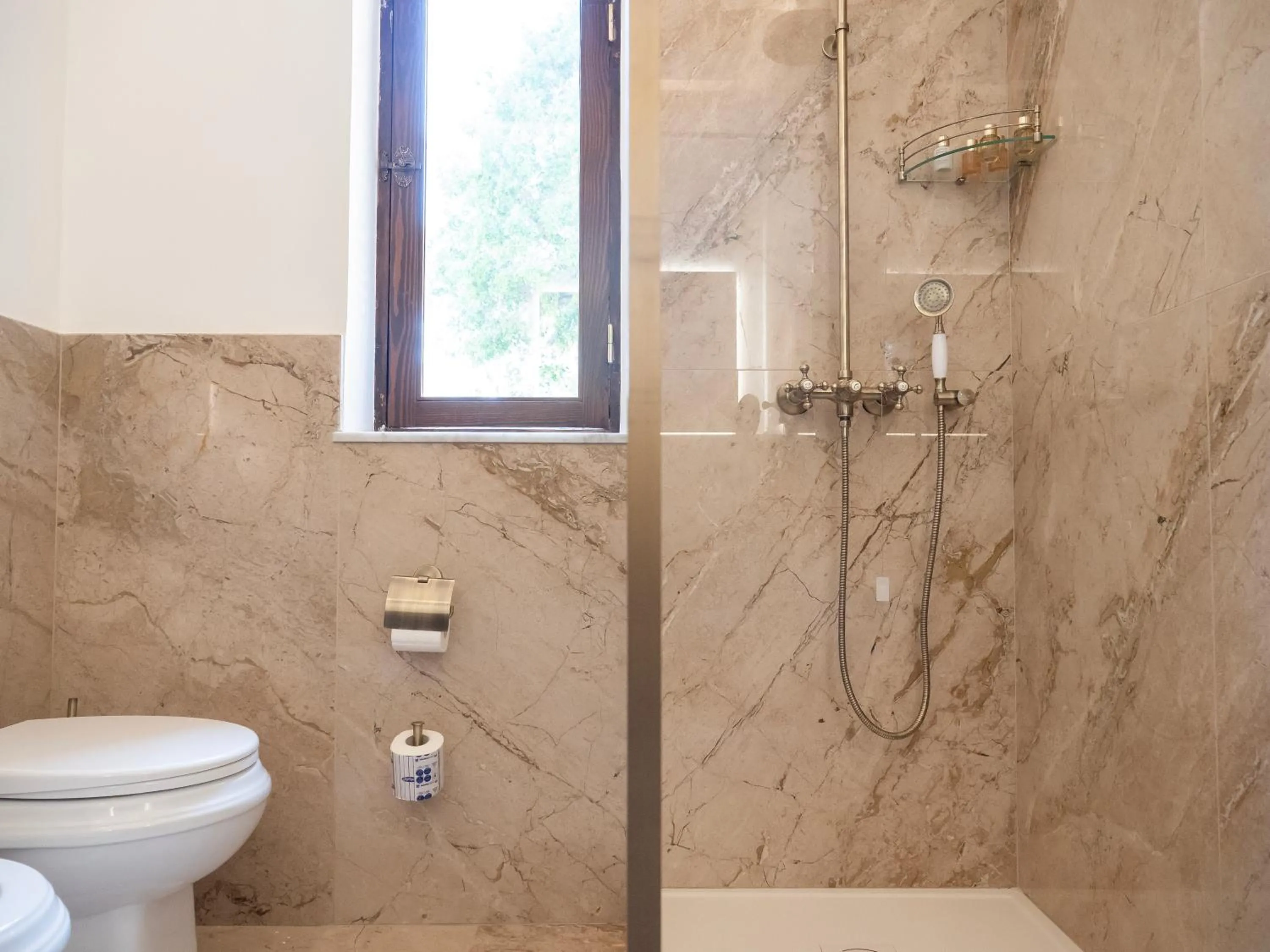 Shower in Villa Alliata di Pietratagliata