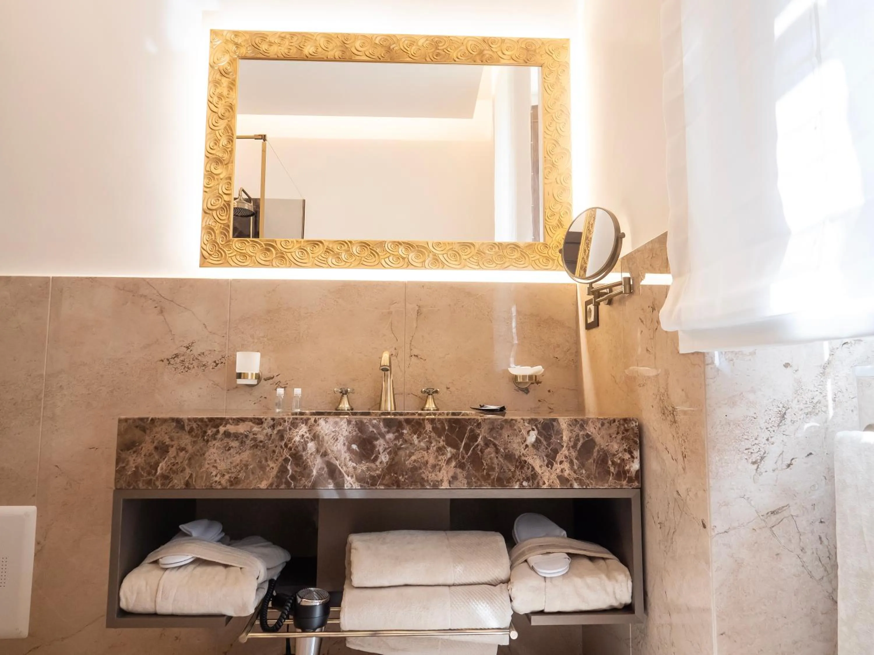 Bathroom in Villa Alliata di Pietratagliata