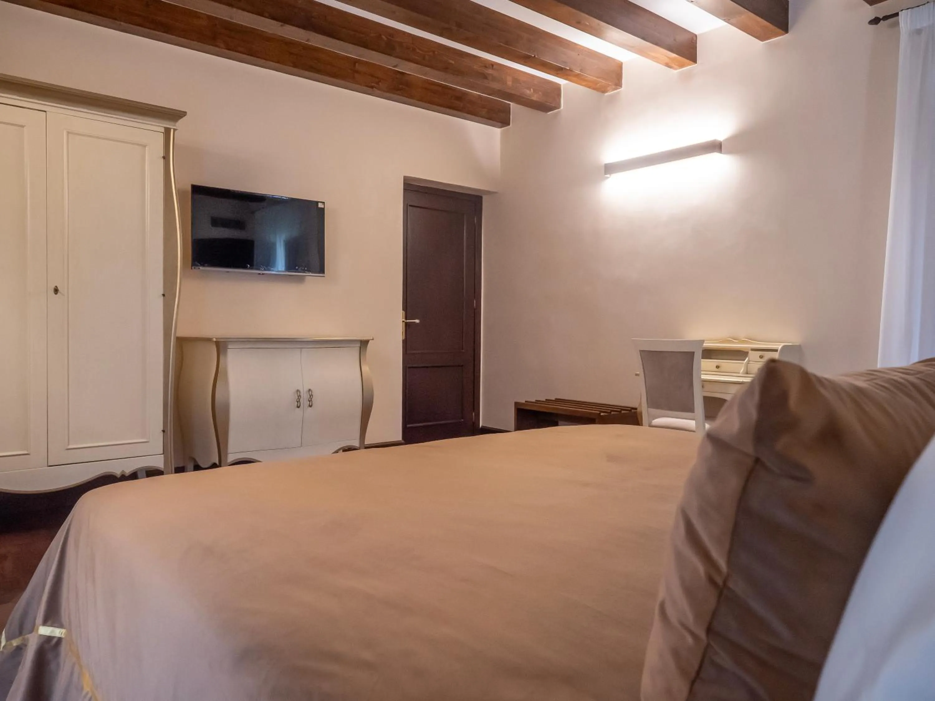 Bed in Villa Alliata di Pietratagliata