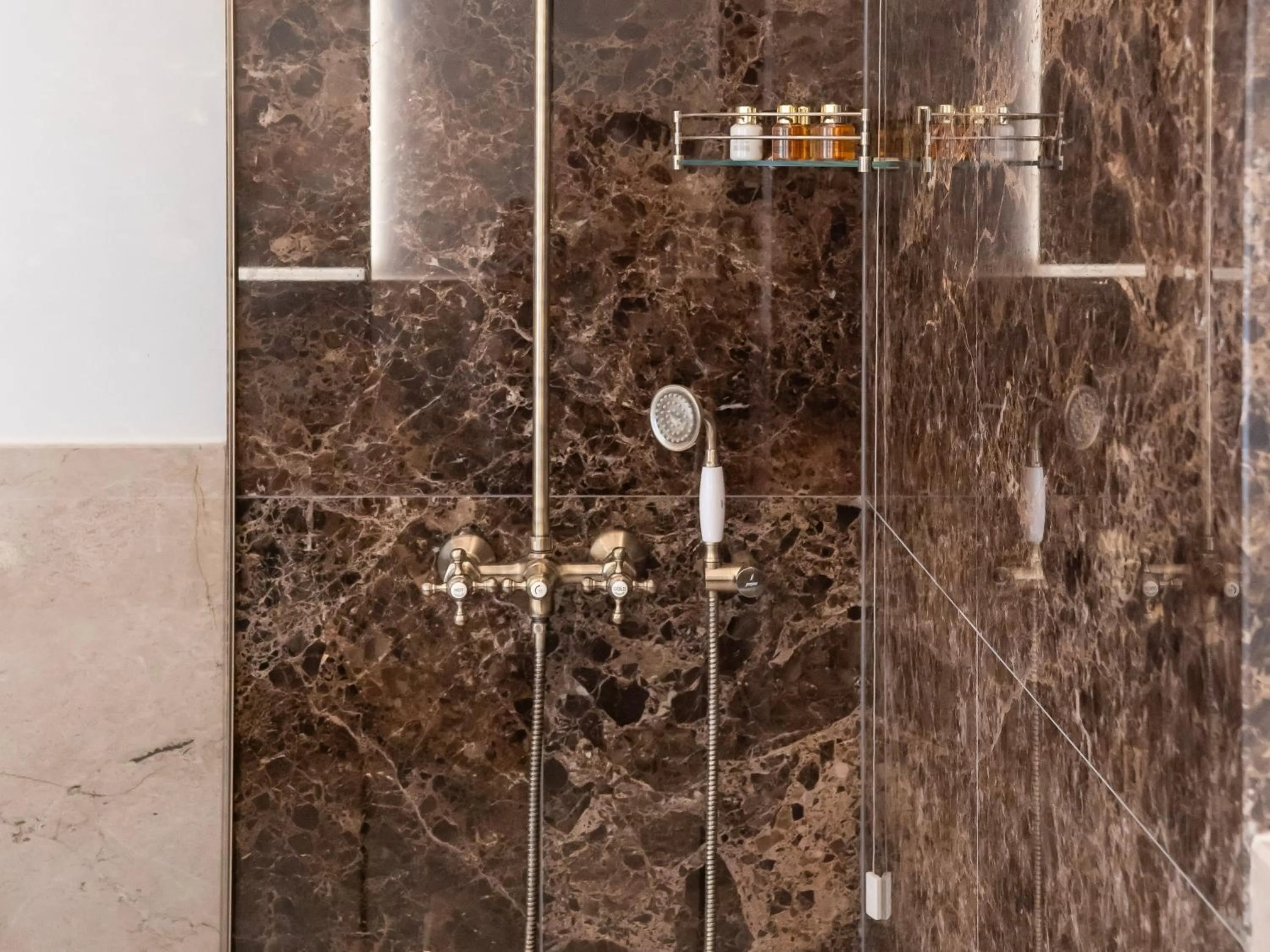 Shower in Villa Alliata di Pietratagliata