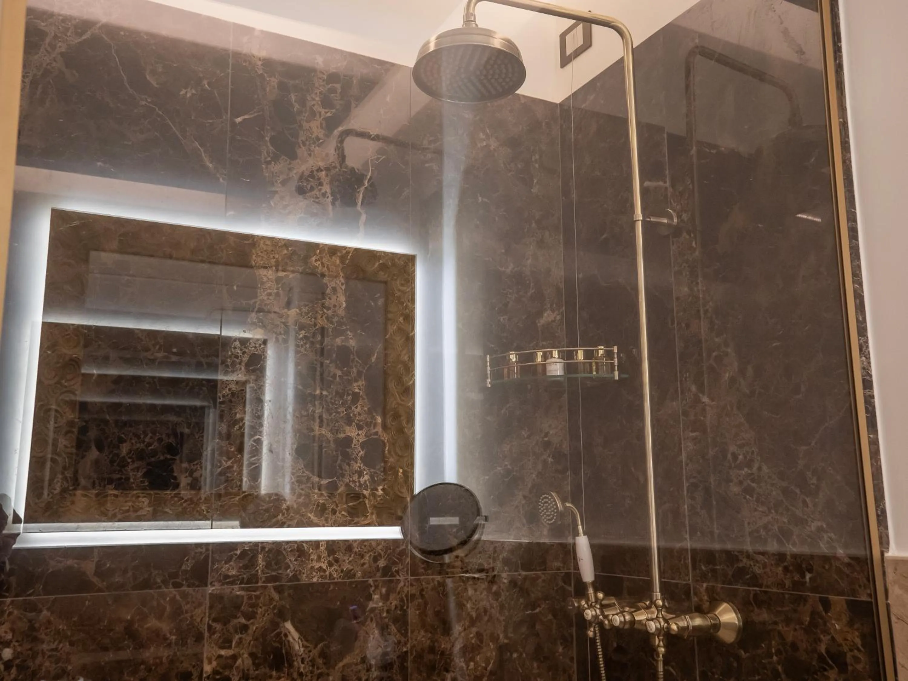 Shower in Villa Alliata di Pietratagliata