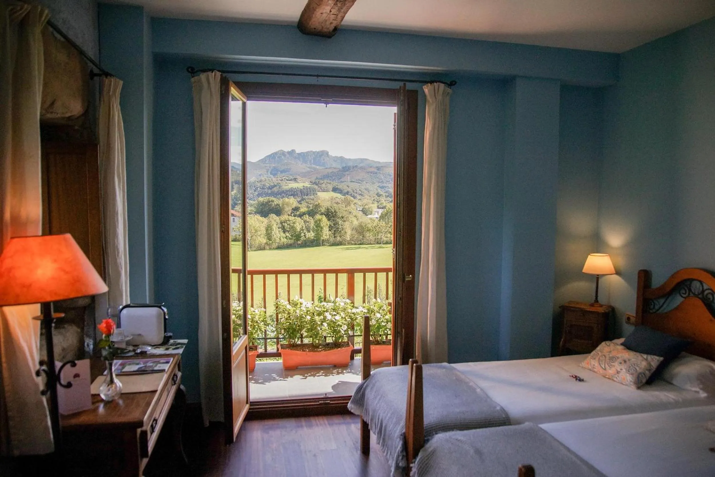 Photo of the whole room, Bed in Usategieta