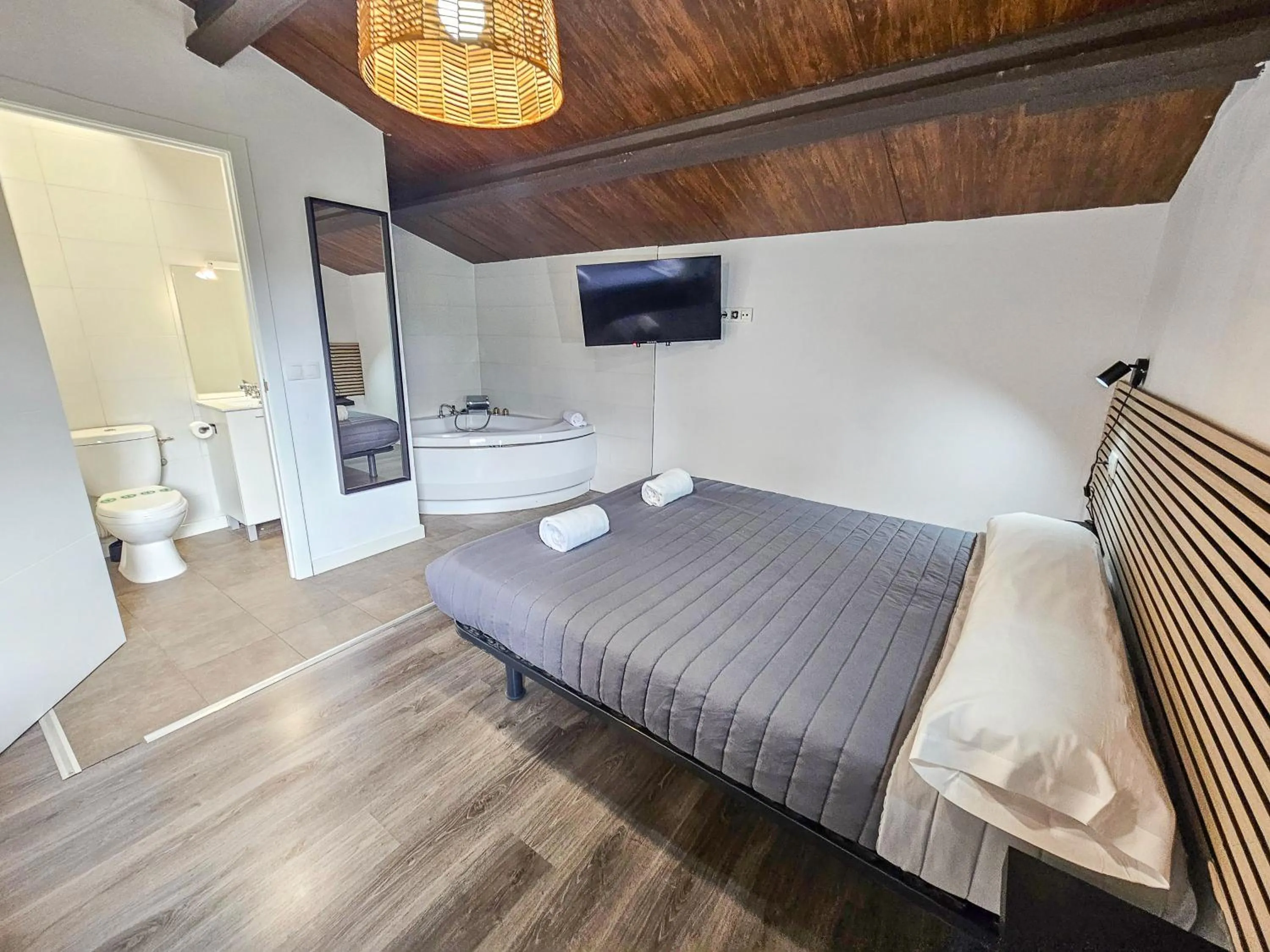 Toilet, Bed in SOLOPUENT Hotel Rural