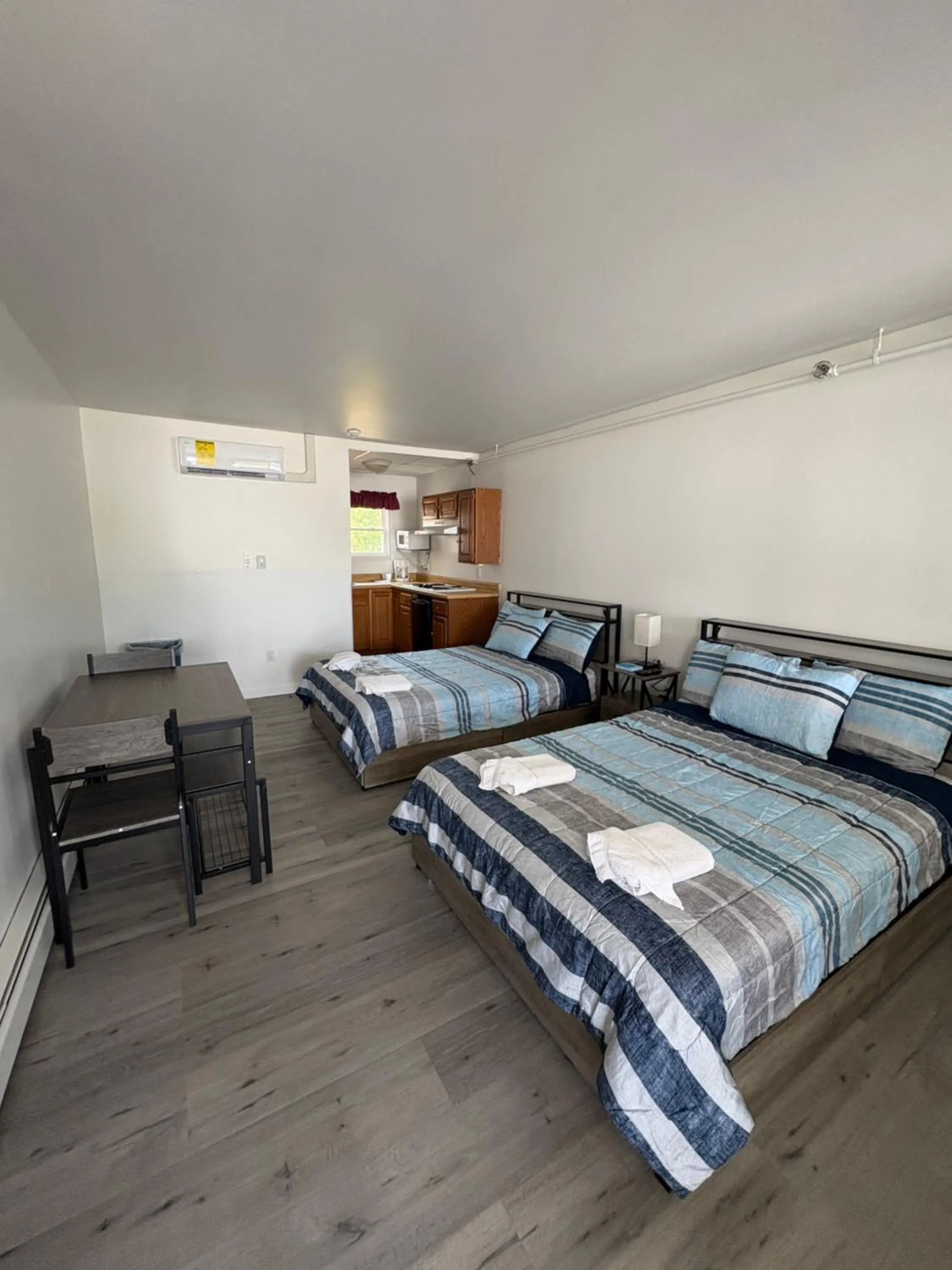 Bed in Green Dolphin