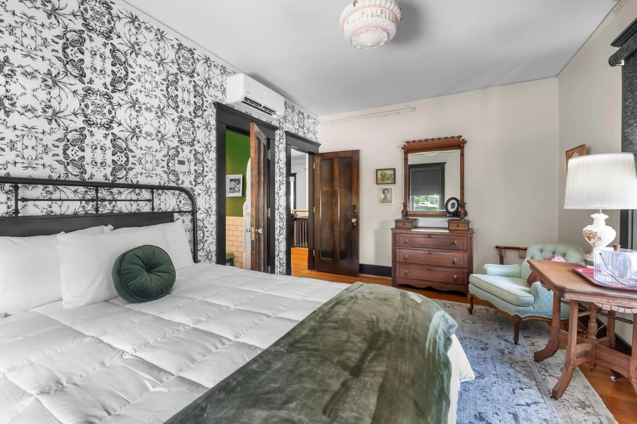 Photo of the whole room, Bed in Rockwood Inn